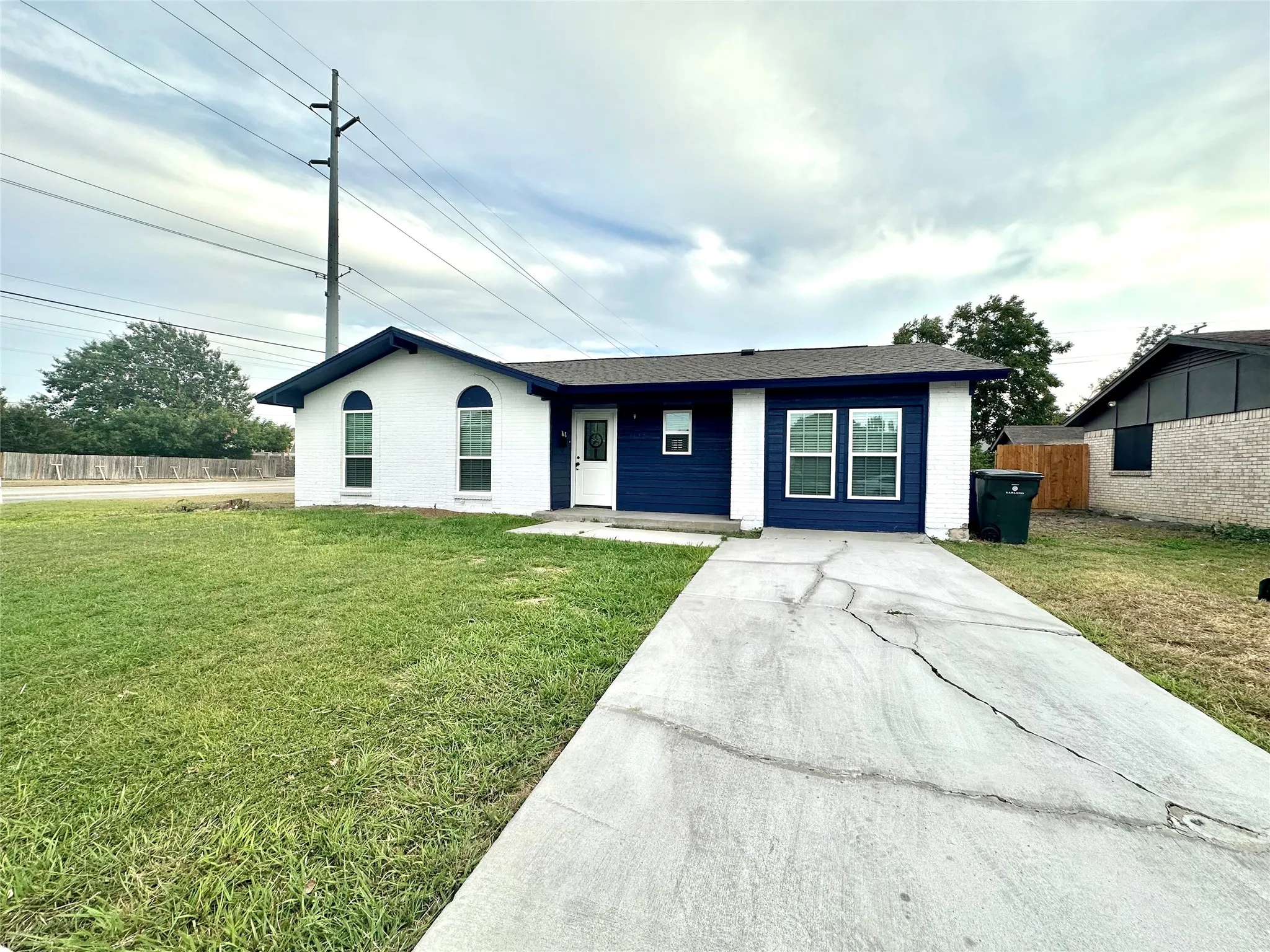 Single Family Residence For Sale in Dallas County , 1322 Shorecrest Drive, Garland, Texas 75040, 3 Bedroom, 2 Bathroom, Garage spaces, 1,172 Sqft, built in 1969, mls#21175414, Real Estate Agent in Garland, Homes For Sale in Dallas county, Homes For Sale in Garland, Realtor in Garland Texas, Real Estate Brokerage Independent Realty Texas, Luminita Cordes Realtor
