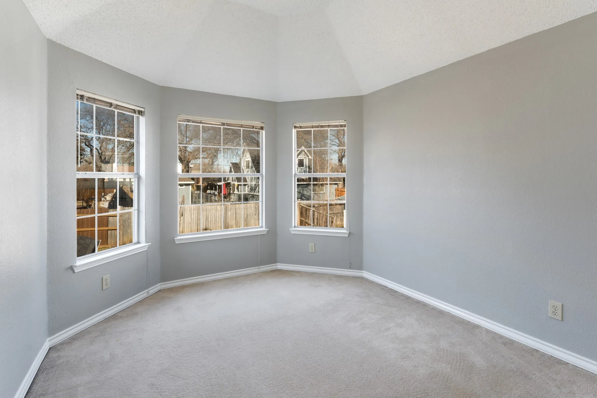 Single Family Residence For Sale in Tarrant County , 4303 Solitude Court, Arlington, Texas 76017, 5 Bedroom, 4 Bathroom, 2 Garage spaces, 2,922 Sqft, built in 1992, Preowned, mls#21167885, Real Estate Agent in Arlington, Homes For Sale in Tarrant county, Homes For Sale in Arlington, Realtor in Arlington Texas, Real Estate Brokerage Independent Realty Texas, Luminita Cordes Realtor