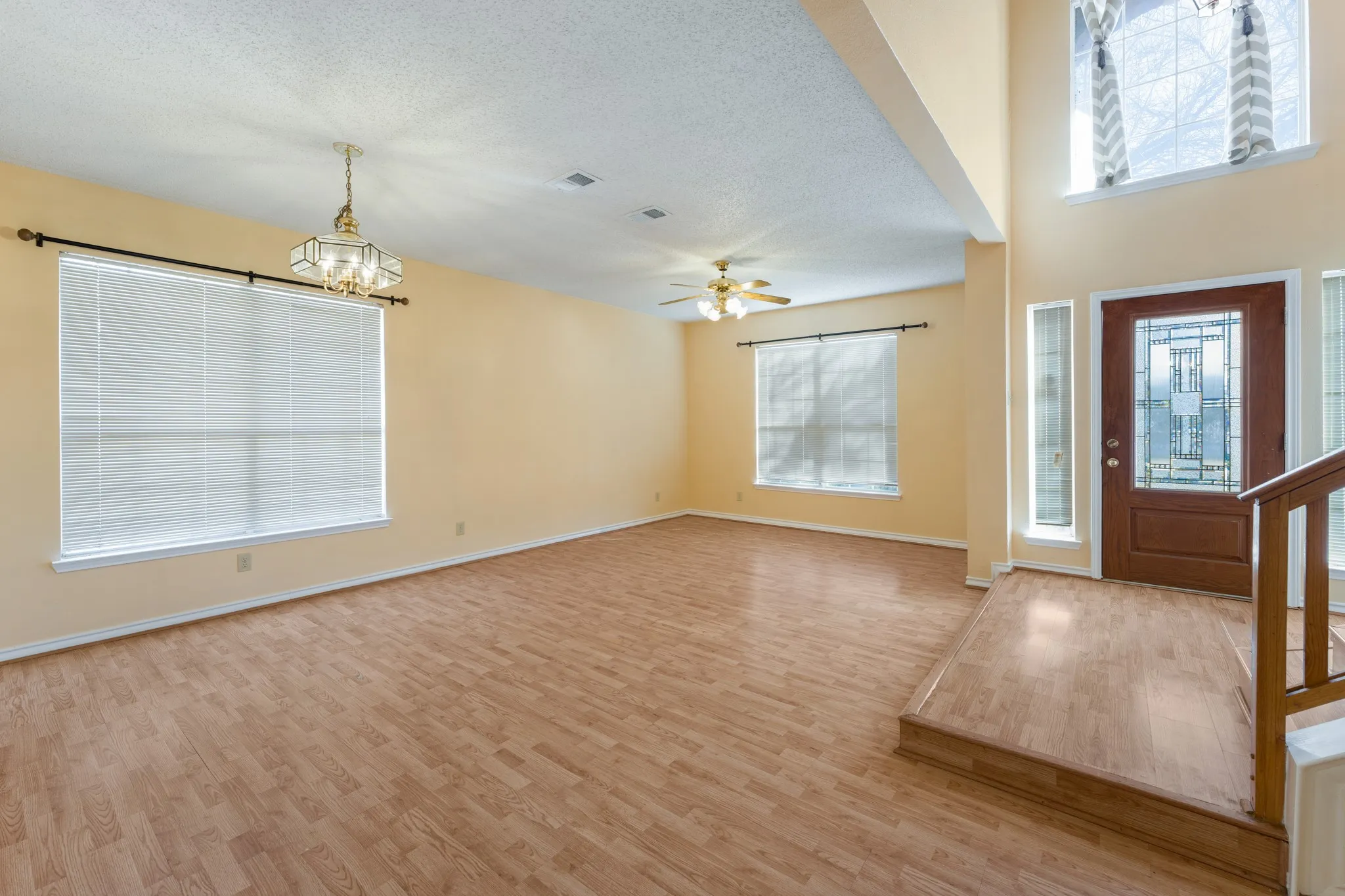Single Family Residence For Sale in Tarrant County , 4303 Solitude Court, Arlington, Texas 76017, 5 Bedroom, 4 Bathroom, 2 Garage spaces, 2,922 Sqft, built in 1992, Preowned, mls#21167885, Real Estate Agent in Arlington, Homes For Sale in Tarrant county, Homes For Sale in Arlington, Realtor in Arlington Texas, Real Estate Brokerage Independent Realty Texas, Luminita Cordes Realtor