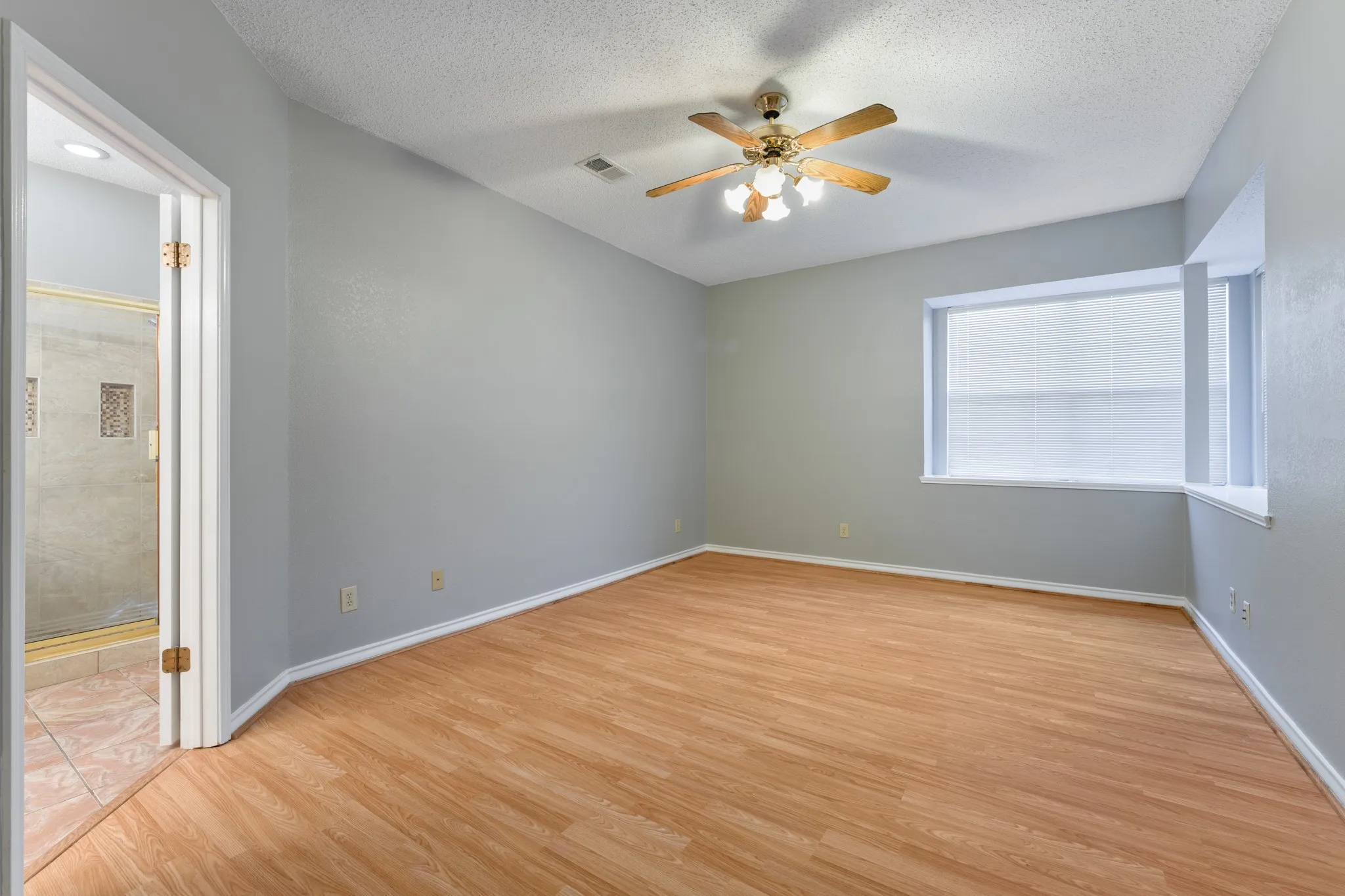 Single Family Residence For Sale in Tarrant County , 4303 Solitude Court, Arlington, Texas 76017, 5 Bedroom, 4 Bathroom, 2 Garage spaces, 2,922 Sqft, built in 1992, Preowned, mls#21167885, Real Estate Agent in Arlington, Homes For Sale in Tarrant county, Homes For Sale in Arlington, Realtor in Arlington Texas, Real Estate Brokerage Independent Realty Texas, Luminita Cordes Realtor