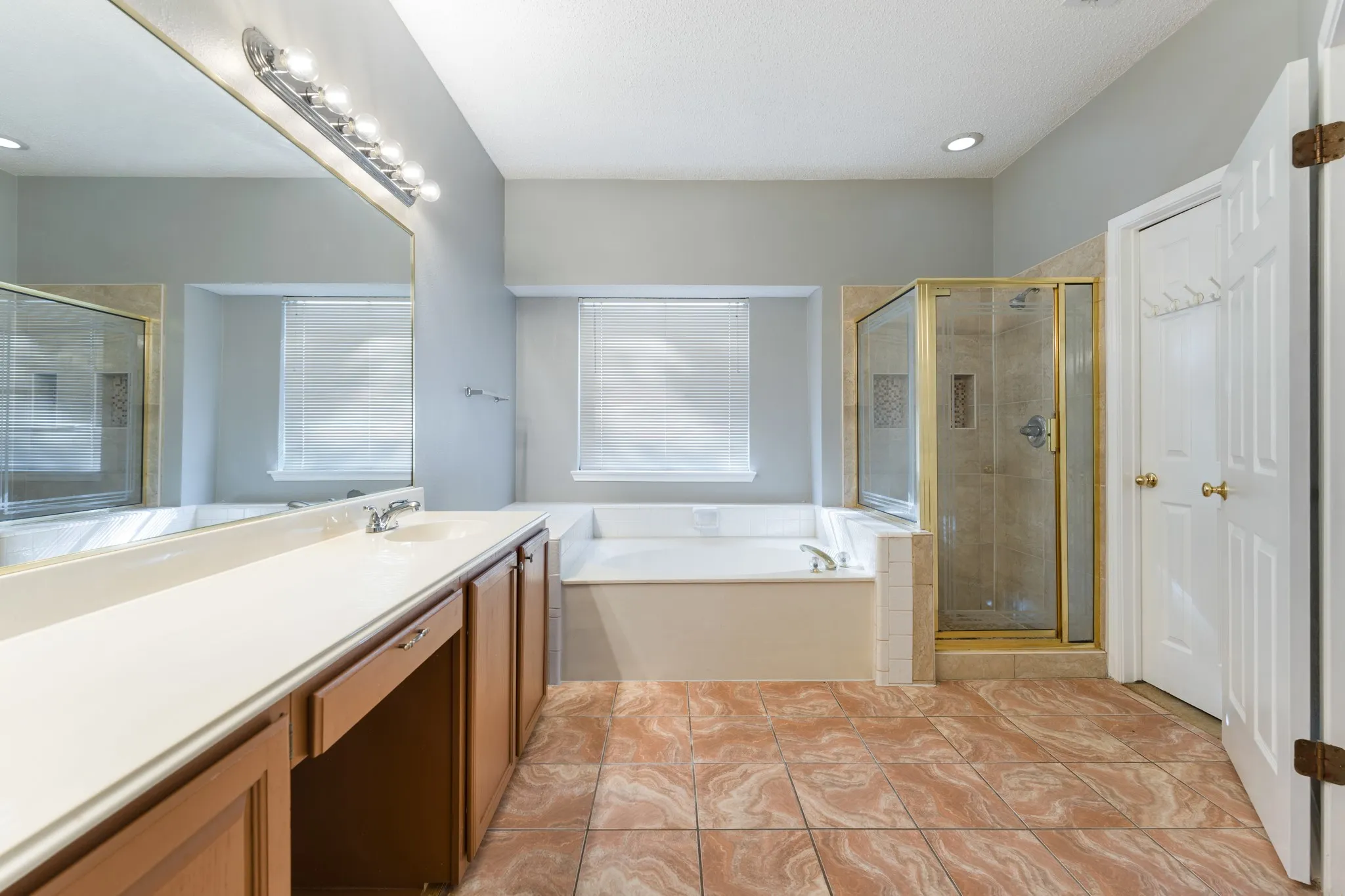 Single Family Residence For Sale in Tarrant County , 4303 Solitude Court, Arlington, Texas 76017, 5 Bedroom, 4 Bathroom, 2 Garage spaces, 2,922 Sqft, built in 1992, Preowned, mls#21167885, Real Estate Agent in Arlington, Homes For Sale in Tarrant county, Homes For Sale in Arlington, Realtor in Arlington Texas, Real Estate Brokerage Independent Realty Texas, Luminita Cordes Realtor
