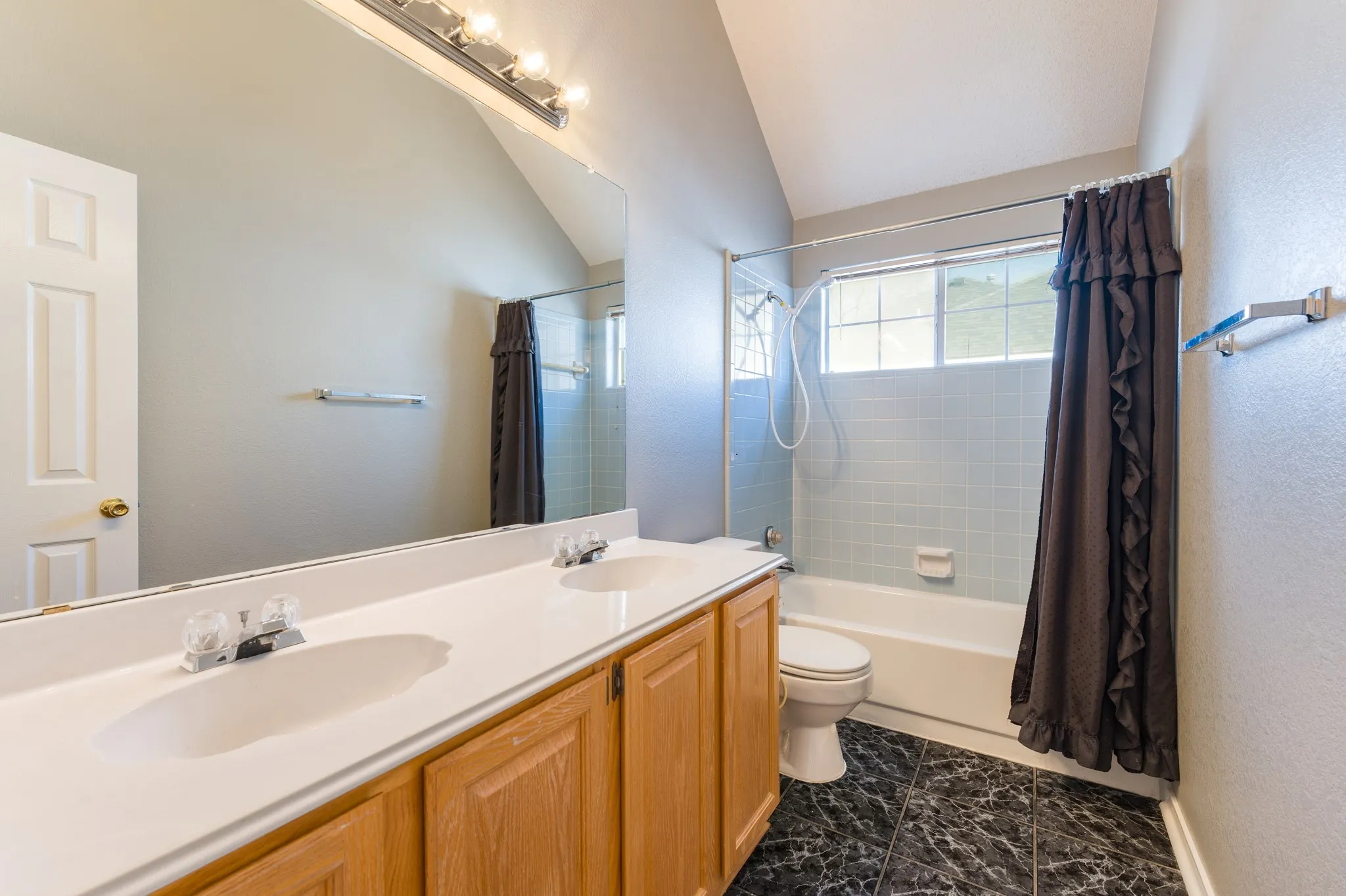 Single Family Residence For Sale in Tarrant County , 4303 Solitude Court, Arlington, Texas 76017, 5 Bedroom, 4 Bathroom, 2 Garage spaces, 2,922 Sqft, built in 1992, Preowned, mls#21167885, Real Estate Agent in Arlington, Homes For Sale in Tarrant county, Homes For Sale in Arlington, Realtor in Arlington Texas, Real Estate Brokerage Independent Realty Texas, Luminita Cordes Realtor