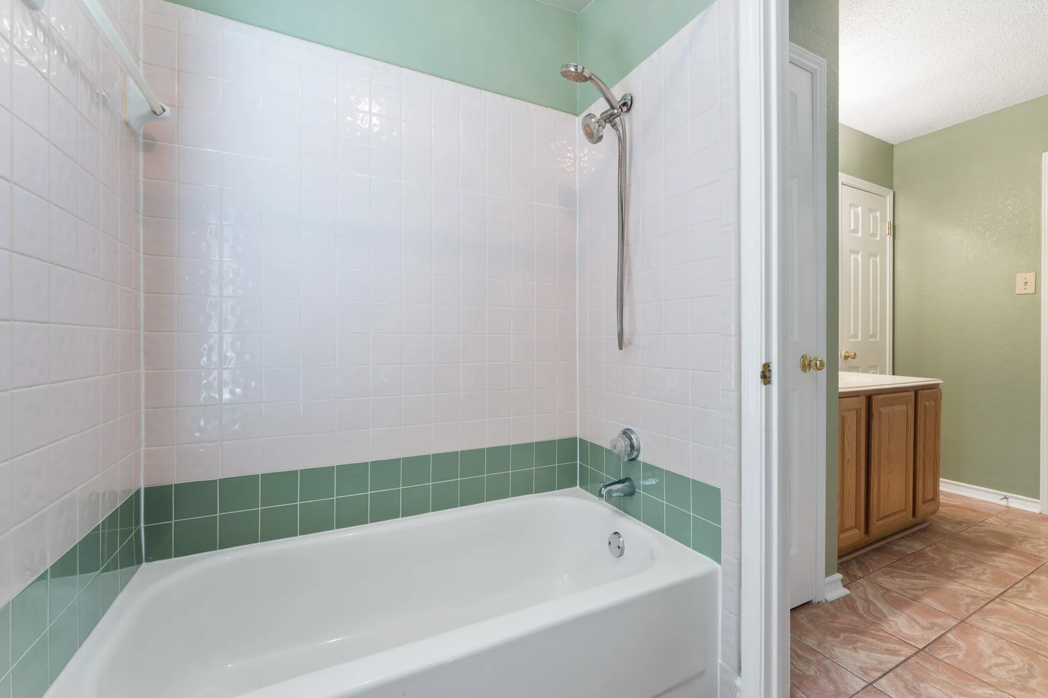 Single Family Residence For Sale in Tarrant County , 4303 Solitude Court, Arlington, Texas 76017, 5 Bedroom, 4 Bathroom, 2 Garage spaces, 2,922 Sqft, built in 1992, Preowned, mls#21167885, Real Estate Agent in Arlington, Homes For Sale in Tarrant county, Homes For Sale in Arlington, Realtor in Arlington Texas, Real Estate Brokerage Independent Realty Texas, Luminita Cordes Realtor