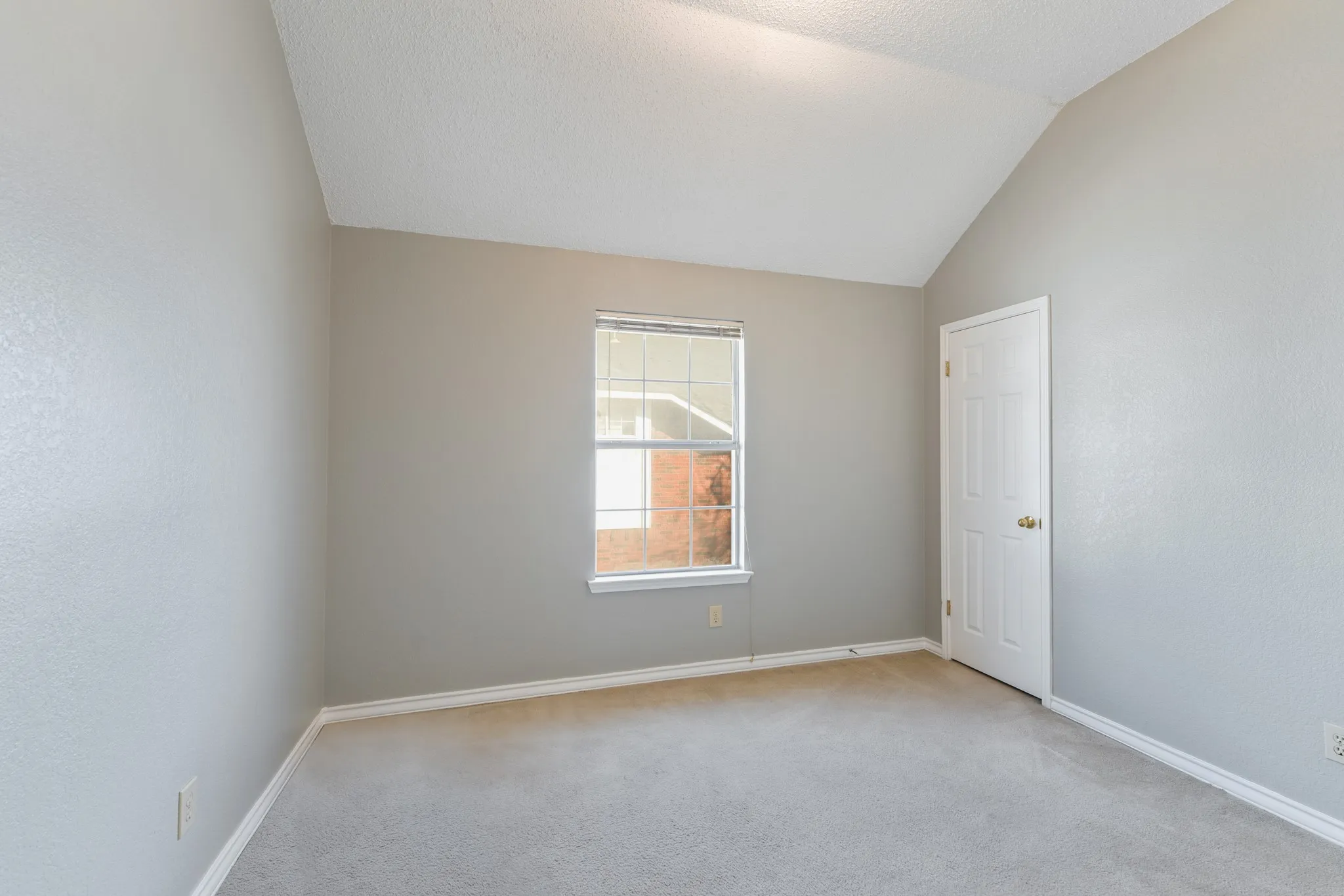 Single Family Residence For Sale in Tarrant County , 4303 Solitude Court, Arlington, Texas 76017, 5 Bedroom, 4 Bathroom, 2 Garage spaces, 2,922 Sqft, built in 1992, Preowned, mls#21167885, Real Estate Agent in Arlington, Homes For Sale in Tarrant county, Homes For Sale in Arlington, Realtor in Arlington Texas, Real Estate Brokerage Independent Realty Texas, Luminita Cordes Realtor