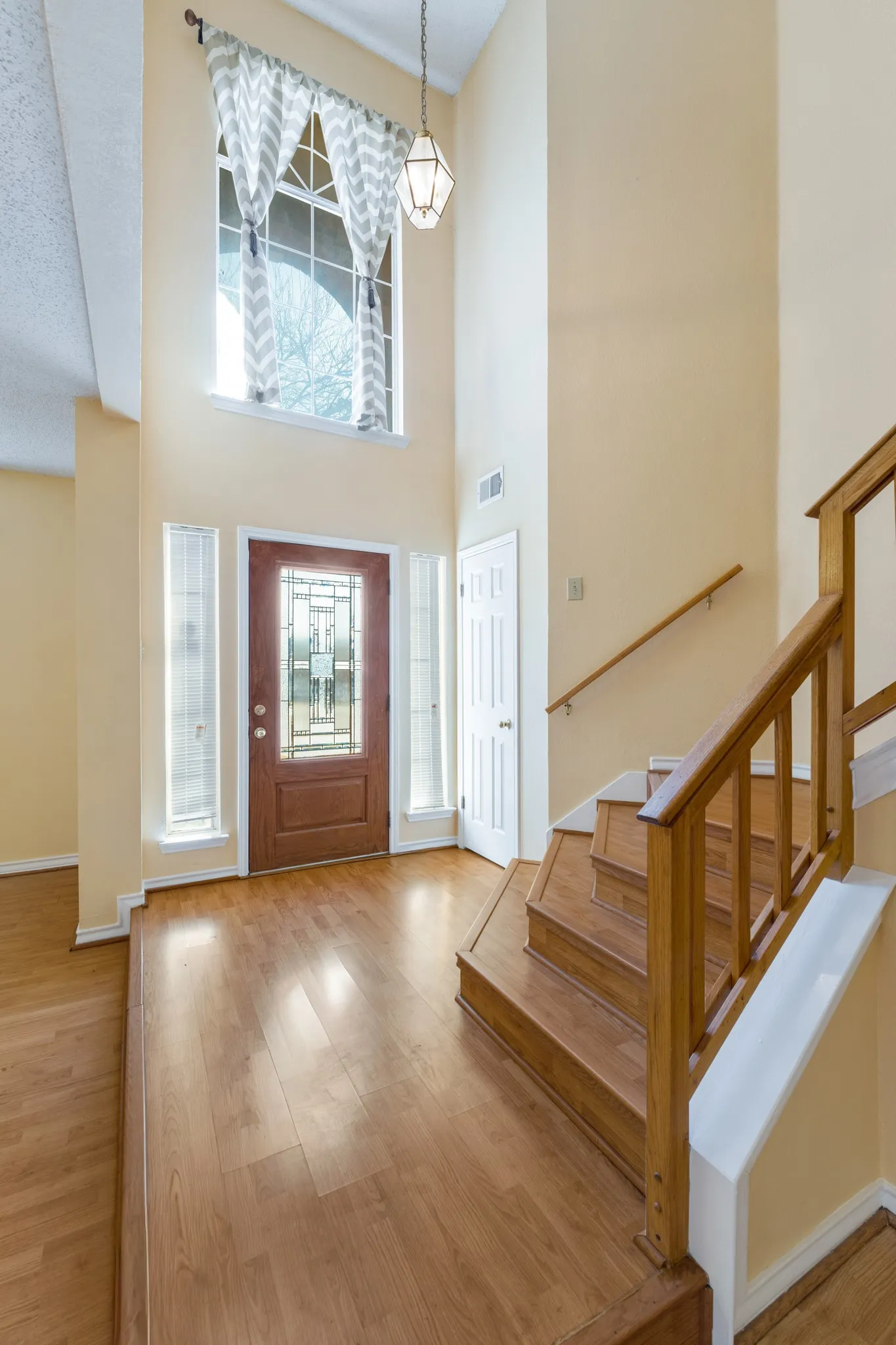 Single Family Residence For Sale in Tarrant County , 4303 Solitude Court, Arlington, Texas 76017, 5 Bedroom, 4 Bathroom, 2 Garage spaces, 2,922 Sqft, built in 1992, Preowned, mls#21167885, Real Estate Agent in Arlington, Homes For Sale in Tarrant county, Homes For Sale in Arlington, Realtor in Arlington Texas, Real Estate Brokerage Independent Realty Texas, Luminita Cordes Realtor