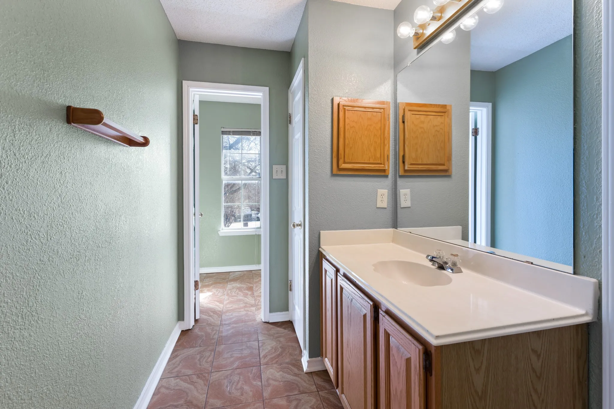 Single Family Residence For Sale in Tarrant County , 4303 Solitude Court, Arlington, Texas 76017, 5 Bedroom, 4 Bathroom, 2 Garage spaces, 2,922 Sqft, built in 1992, Preowned, mls#21167885, Real Estate Agent in Arlington, Homes For Sale in Tarrant county, Homes For Sale in Arlington, Realtor in Arlington Texas, Real Estate Brokerage Independent Realty Texas, Luminita Cordes Realtor