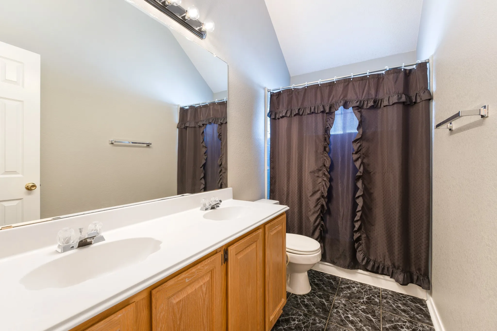 Single Family Residence For Sale in Tarrant County , 4303 Solitude Court, Arlington, Texas 76017, 5 Bedroom, 4 Bathroom, 2 Garage spaces, 2,922 Sqft, built in 1992, Preowned, mls#21167885, Real Estate Agent in Arlington, Homes For Sale in Tarrant county, Homes For Sale in Arlington, Realtor in Arlington Texas, Real Estate Brokerage Independent Realty Texas, Luminita Cordes Realtor