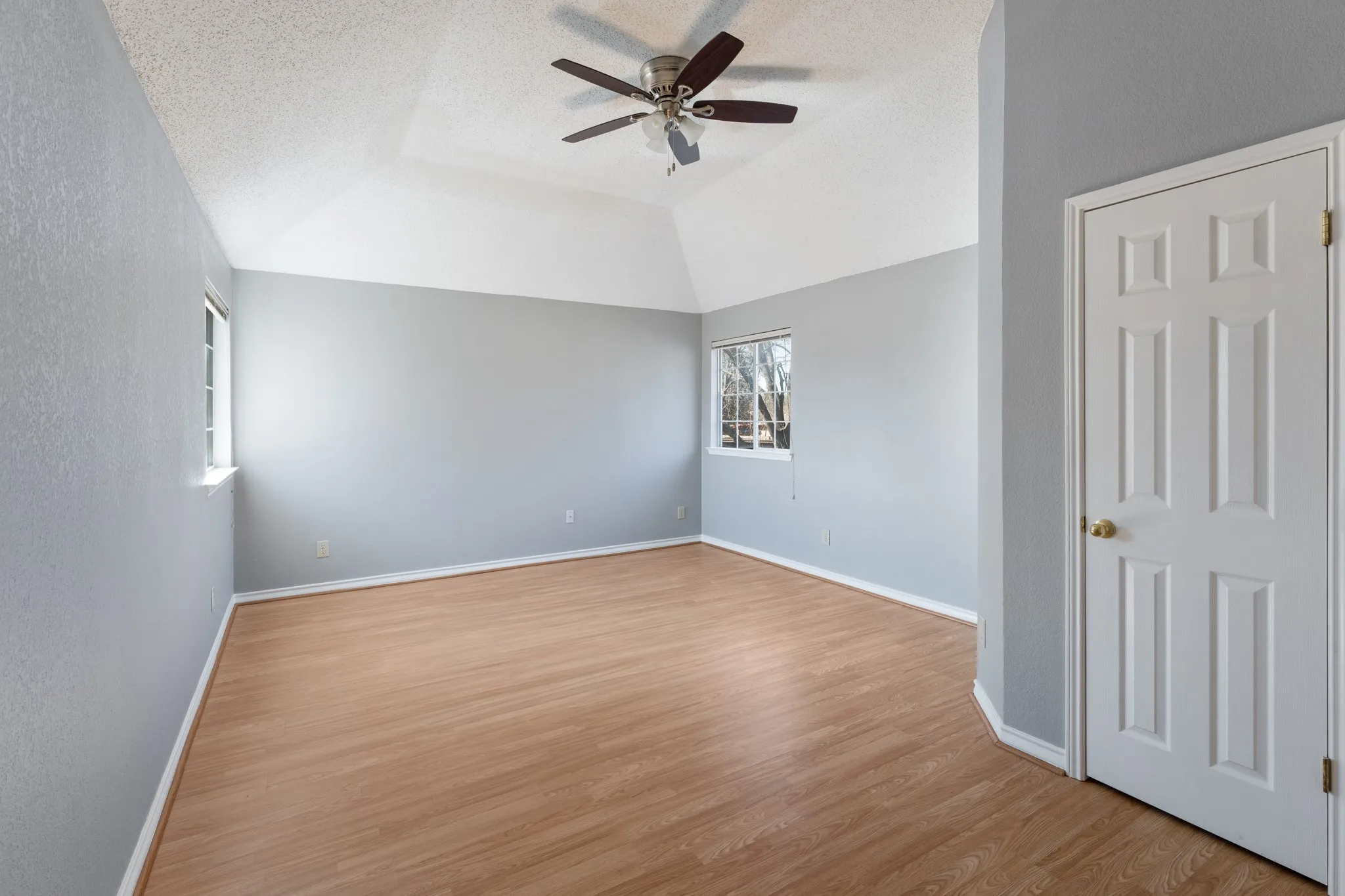 Single Family Residence For Sale in Tarrant County , 4303 Solitude Court, Arlington, Texas 76017, 5 Bedroom, 4 Bathroom, 2 Garage spaces, 2,922 Sqft, built in 1992, Preowned, mls#21167885, Real Estate Agent in Arlington, Homes For Sale in Tarrant county, Homes For Sale in Arlington, Realtor in Arlington Texas, Real Estate Brokerage Independent Realty Texas, Luminita Cordes Realtor