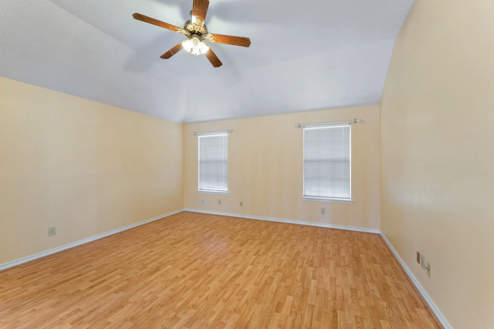 Single Family Residence For Sale in Tarrant County , 4303 Solitude Court, Arlington, Texas 76017, 5 Bedroom, 4 Bathroom, 2 Garage spaces, 2,922 Sqft, built in 1992, Preowned, mls#21167885, Real Estate Agent in Arlington, Homes For Sale in Tarrant county, Homes For Sale in Arlington, Realtor in Arlington Texas, Real Estate Brokerage Independent Realty Texas, Luminita Cordes Realtor