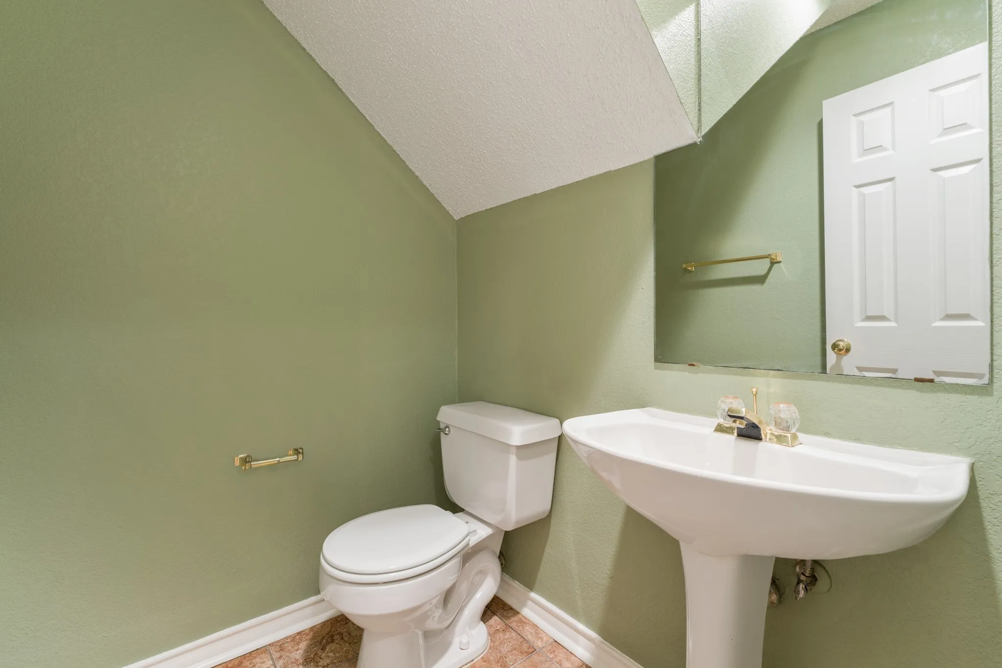 Single Family Residence For Sale in Tarrant County , 4303 Solitude Court, Arlington, Texas 76017, 5 Bedroom, 4 Bathroom, 2 Garage spaces, 2,922 Sqft, built in 1992, Preowned, mls#21167885, Real Estate Agent in Arlington, Homes For Sale in Tarrant county, Homes For Sale in Arlington, Realtor in Arlington Texas, Real Estate Brokerage Independent Realty Texas, Luminita Cordes Realtor