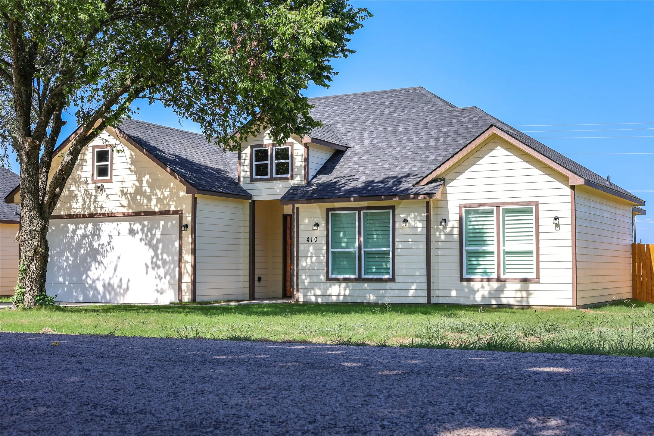 Single Family Residence For Sale in Grayson County , 410 Simpson, Southmayd, Texas 75092, 3 Bedroom, 2 Bathroom, 2 Garage spaces, 1,561 Sqft, built in 2025, New Construction - Complete, mls#21175495, Real Estate Agent in Southmayd, Homes For Sale in Grayson county, Homes For Sale in Southmayd, Realtor in Southmayd Texas, Real Estate Brokerage Independent Realty Texas, Luminita Cordes Realtor