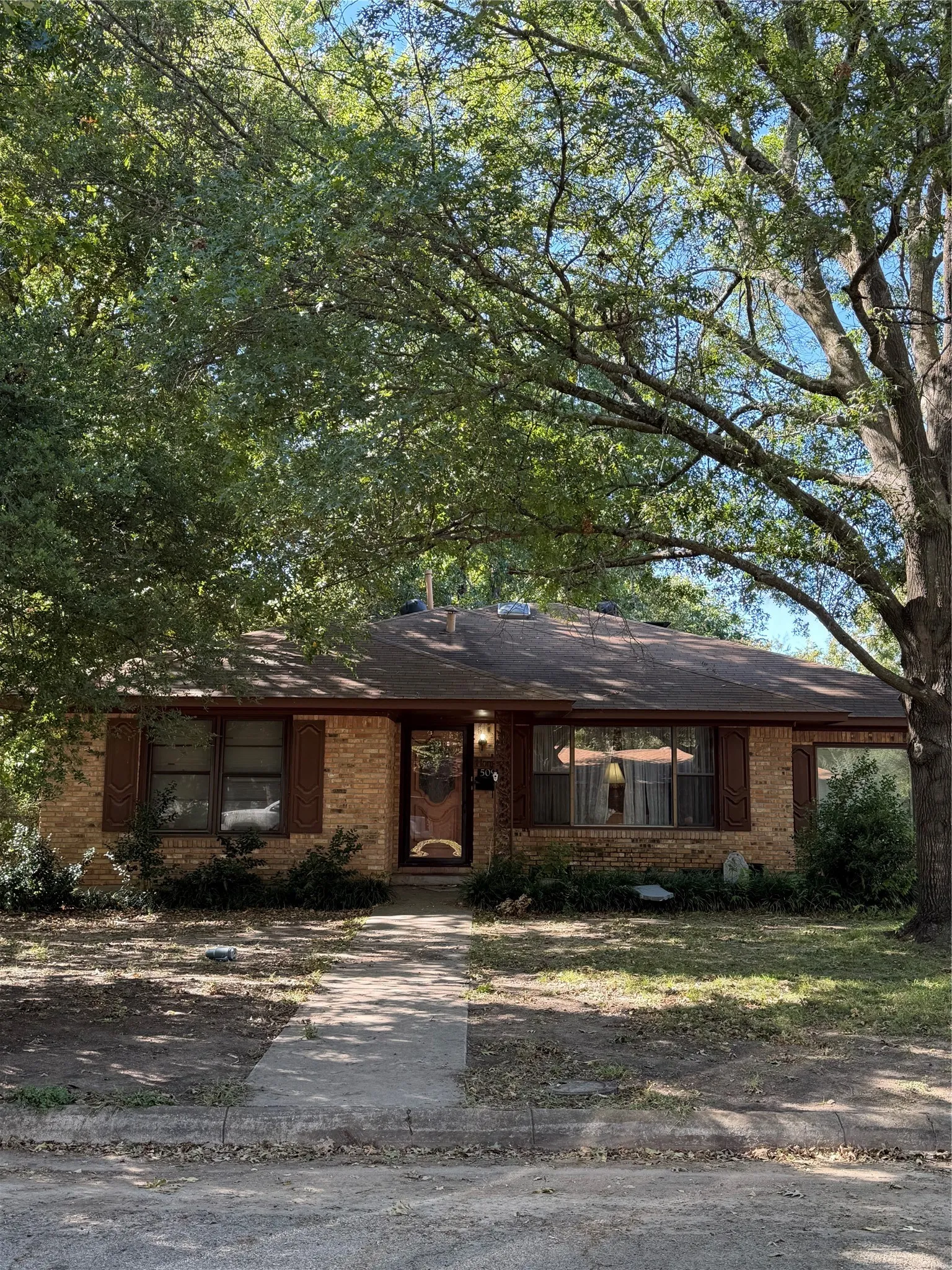 Single Family Residence For Sale in Cooke County , 509 N Chestnut Street, Gainesville, Texas 76240, 3 Bedroom, 2 Bathroom, Garage spaces, 2,214 Sqft, built in 1963, mls#21175496, Real Estate Agent in Gainesville, Homes For Sale in Cooke county, Homes For Sale in Gainesville, Realtor in Gainesville Texas, Real Estate Brokerage Independent Realty Texas, Luminita Cordes Realtor