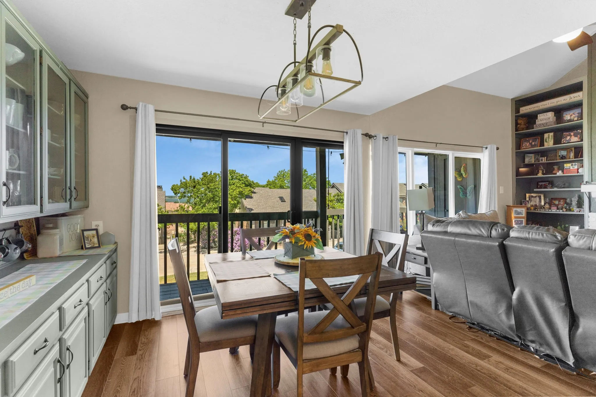 Condominium For Sale in Rockwall County , 814 Signal Ridge Place, Rockwall, Texas 75032, 3 Bedrooms, 3 Bathrooms, Garage spaces, 1,841 Sqft, built in 1983, Price $274,900, mls#21174473, Real Estate Agent in Rockwall, Homes For Sale in Rockwall county, Homes For Sale in Rockwall, Realtor in Rockwall Texas, Real Estate Brokerage Independent Realty Texas, Luminita Cordes Realtor