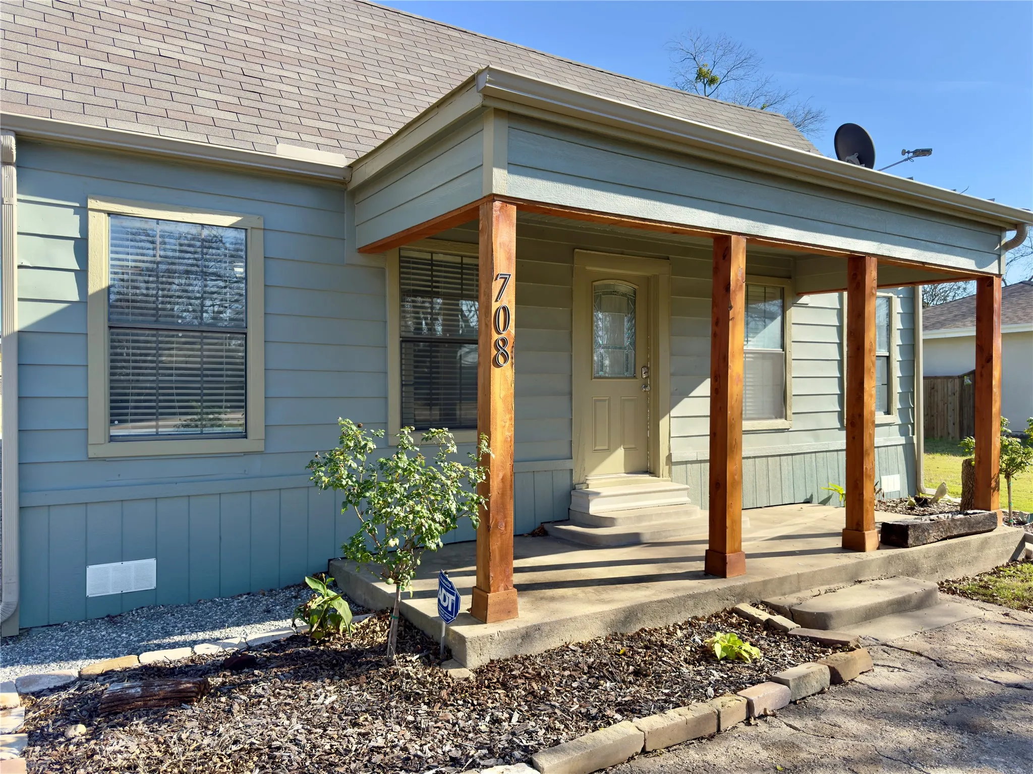 Entrance to property featuring a porch