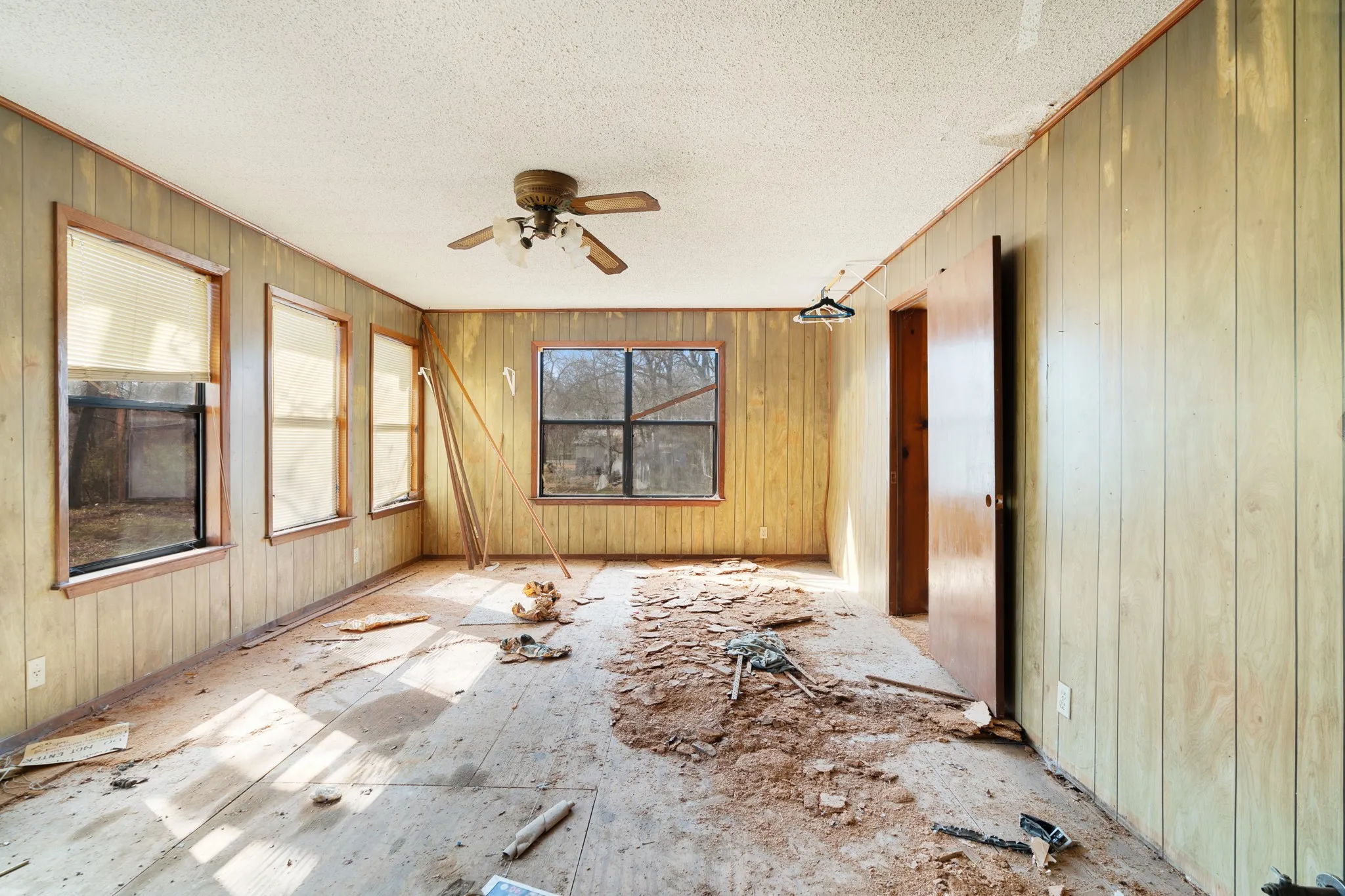 Single Family Residence For Sale in Lamar County , 1080 Hearon Street E, Paris, Texas 75460, 3 Bedroom, 2 Bathroom, Garage spaces, 1,744 Sqft, built in 1965, Preowned, mls#21172330, Real Estate Agent in Paris, Homes For Sale in Lamar county, Homes For Sale in Paris, Realtor in Paris Texas, Real Estate Brokerage Independent Realty Texas, Luminita Cordes Realtor