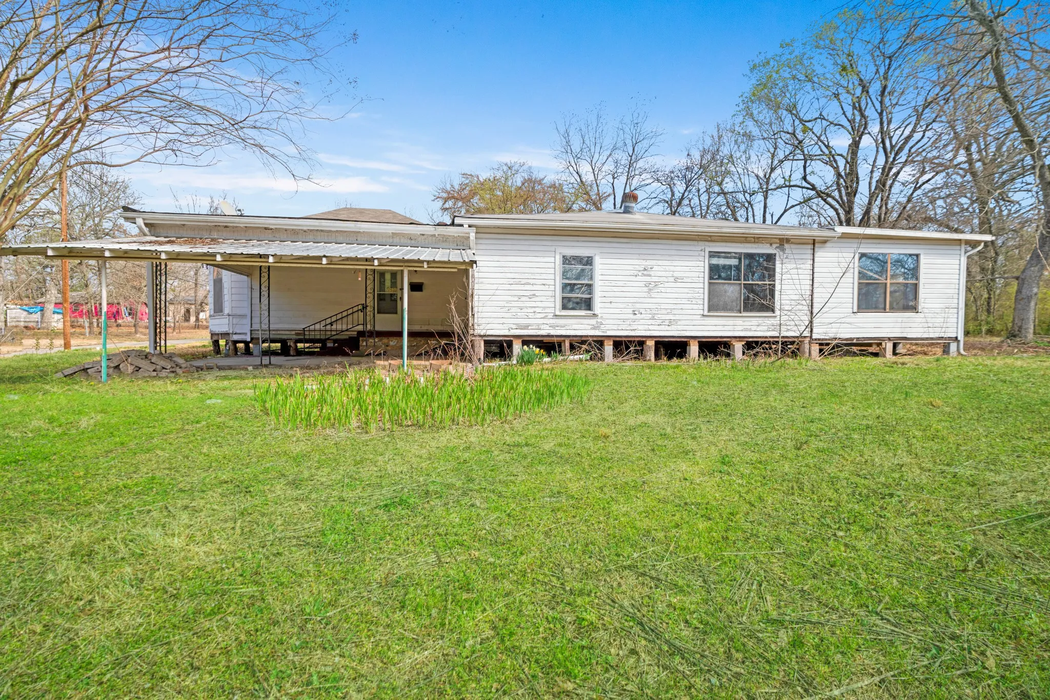Single Family Residence For Sale in Lamar County , 1080 Hearon Street E, Paris, Texas 75460, 3 Bedroom, 2 Bathroom, Garage spaces, 1,744 Sqft, built in 1965, Preowned, mls#21172330, Real Estate Agent in Paris, Homes For Sale in Lamar county, Homes For Sale in Paris, Realtor in Paris Texas, Real Estate Brokerage Independent Realty Texas, Luminita Cordes Realtor