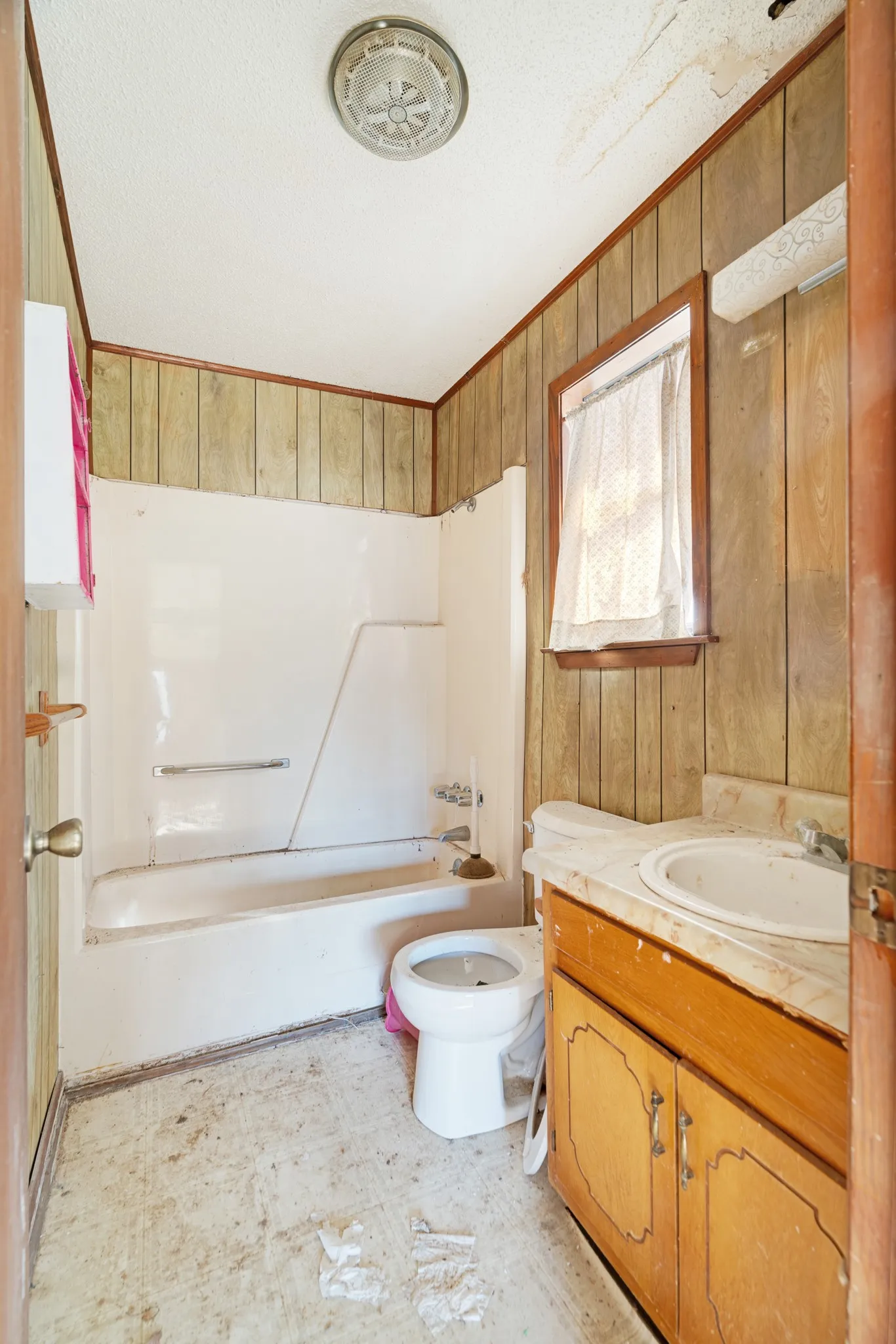 Single Family Residence For Sale in Lamar County , 1080 Hearon Street E, Paris, Texas 75460, 3 Bedroom, 2 Bathroom, Garage spaces, 1,744 Sqft, built in 1965, Preowned, mls#21172330, Real Estate Agent in Paris, Homes For Sale in Lamar county, Homes For Sale in Paris, Realtor in Paris Texas, Real Estate Brokerage Independent Realty Texas, Luminita Cordes Realtor