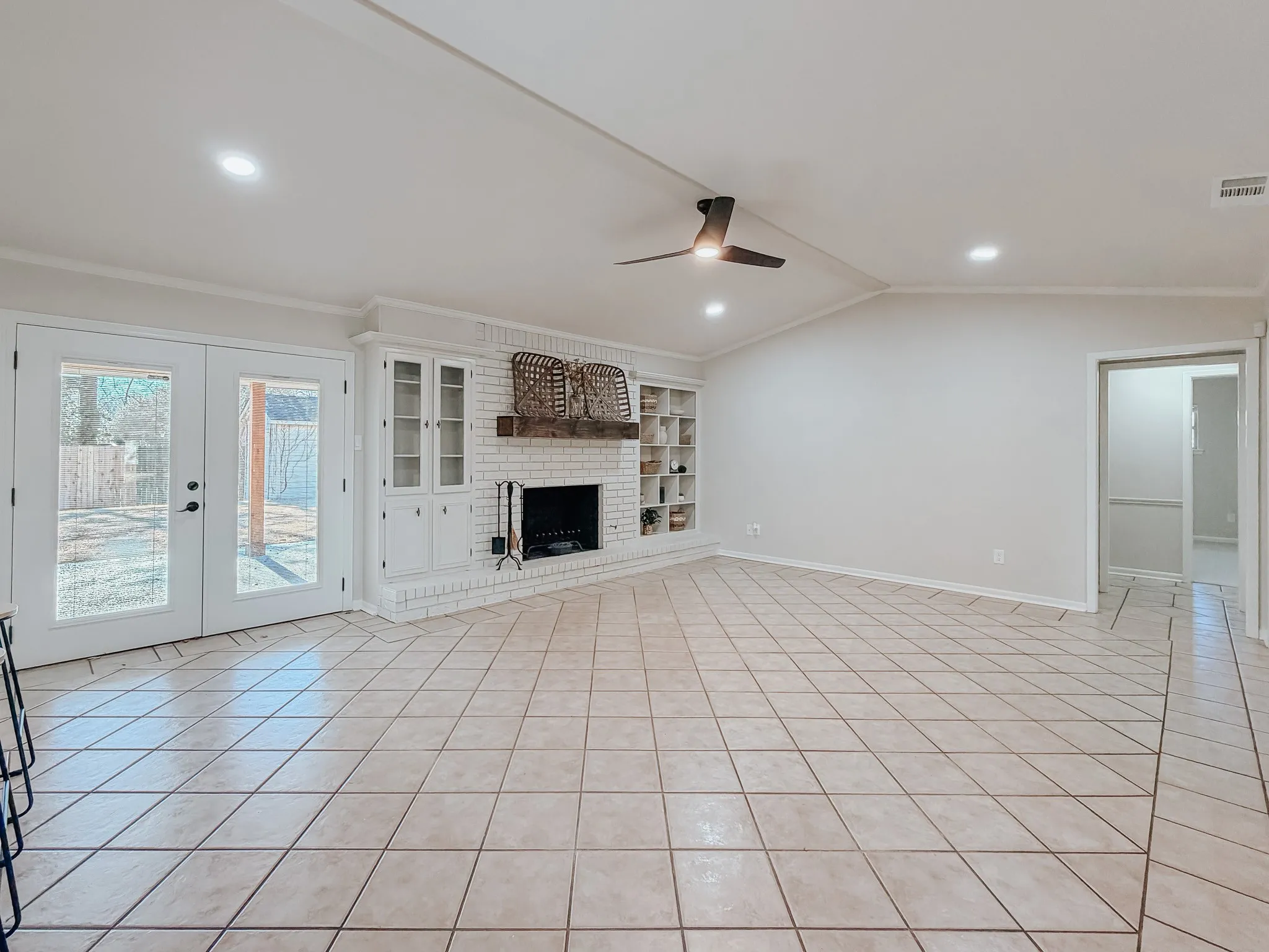 Single Family Residence For Sale in Navarro County , 2013 Glenwood Circle, Corsicana, Texas 75110, 4 Bedroom, 3 Bathroom, 2 Garage spaces, 2,877 Sqft, built in 1973, mls#21174715, Real Estate Agent in Corsicana, Homes For Sale in Navarro county, Homes For Sale in Corsicana, Realtor in Corsicana Texas, Real Estate Brokerage Independent Realty Texas, Luminita Cordes Realtor