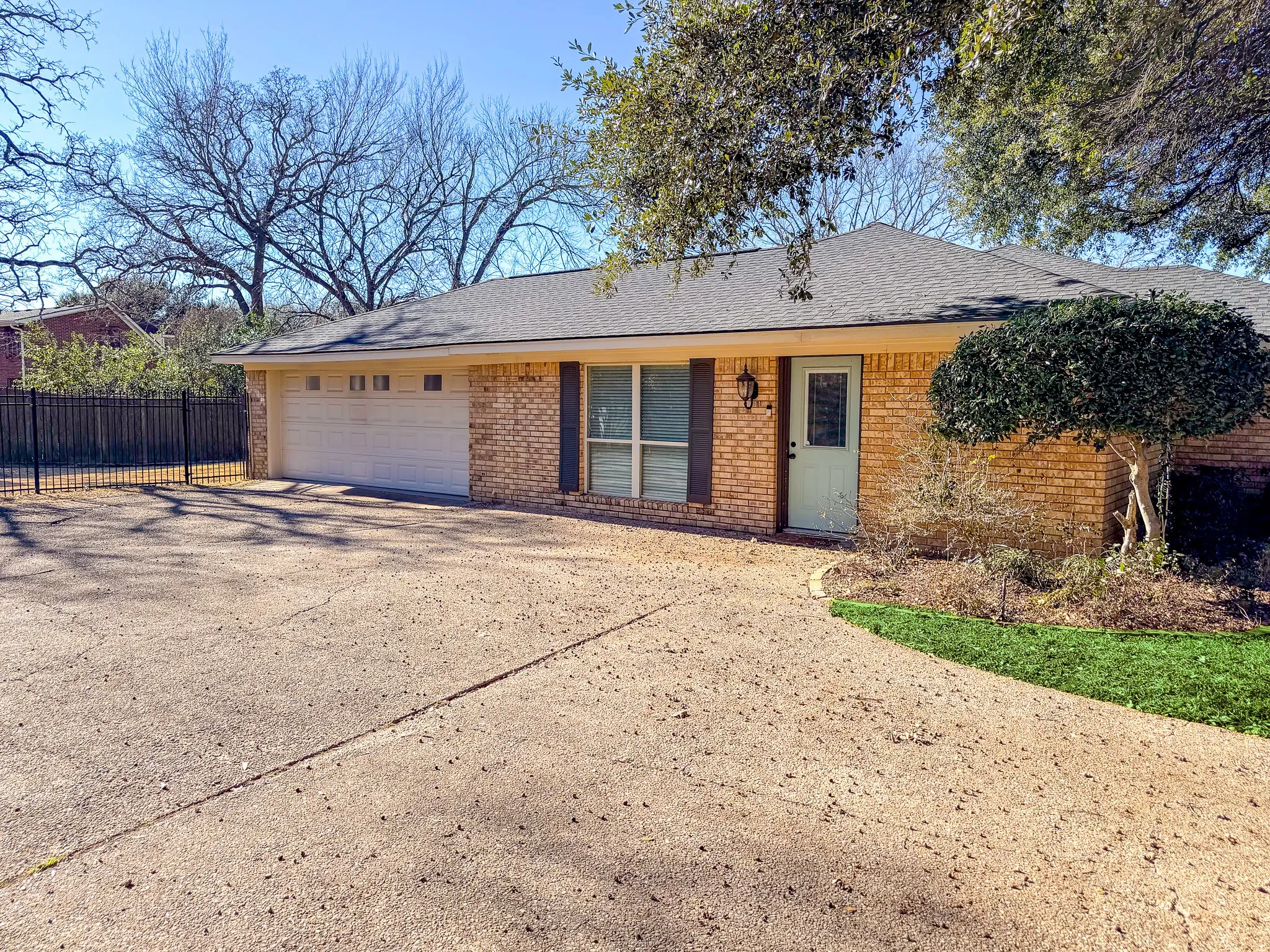 Single Family Residence For Sale in Navarro County , 2013 Glenwood Circle, Corsicana, Texas 75110, 4 Bedroom, 3 Bathroom, 2 Garage spaces, 2,877 Sqft, built in 1973, mls#21174715, Real Estate Agent in Corsicana, Homes For Sale in Navarro county, Homes For Sale in Corsicana, Realtor in Corsicana Texas, Real Estate Brokerage Independent Realty Texas, Luminita Cordes Realtor