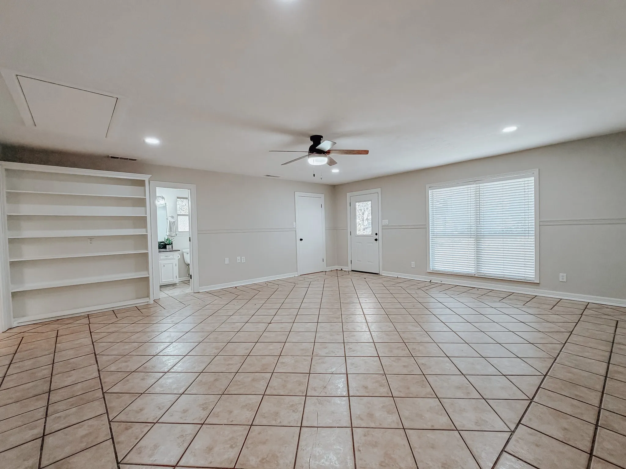 Single Family Residence For Sale in Navarro County , 2013 Glenwood Circle, Corsicana, Texas 75110, 4 Bedroom, 3 Bathroom, 2 Garage spaces, 2,877 Sqft, built in 1973, mls#21174715, Real Estate Agent in Corsicana, Homes For Sale in Navarro county, Homes For Sale in Corsicana, Realtor in Corsicana Texas, Real Estate Brokerage Independent Realty Texas, Luminita Cordes Realtor