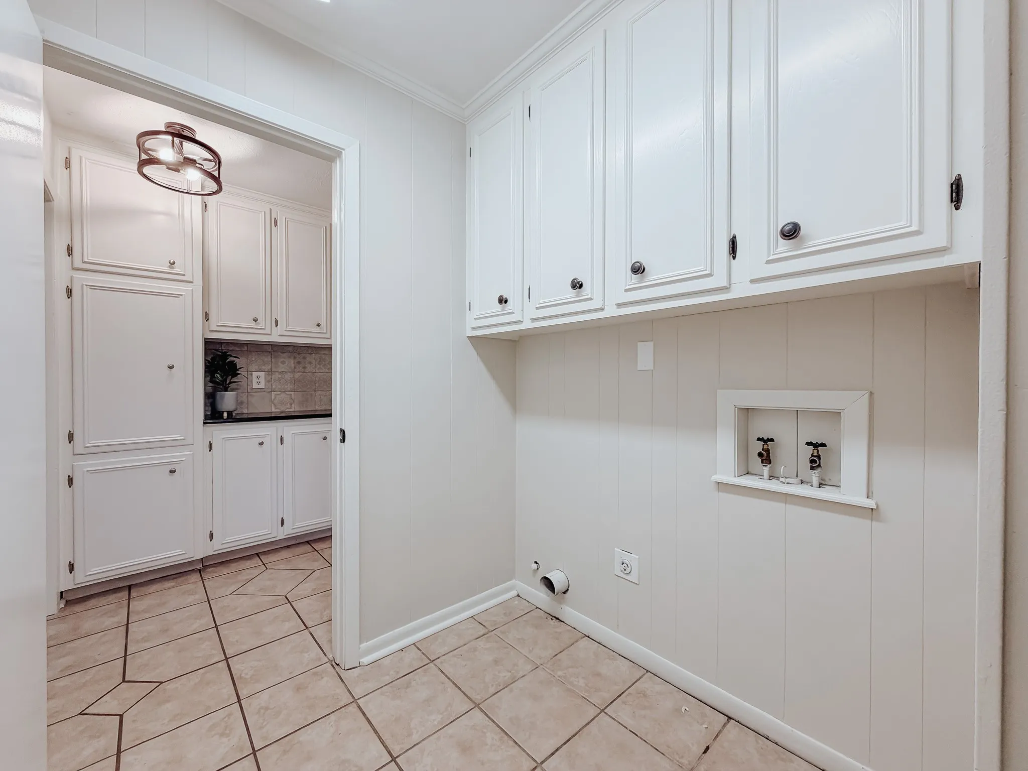 Single Family Residence For Sale in Navarro County , 2013 Glenwood Circle, Corsicana, Texas 75110, 4 Bedroom, 3 Bathroom, 2 Garage spaces, 2,877 Sqft, built in 1973, mls#21174715, Real Estate Agent in Corsicana, Homes For Sale in Navarro county, Homes For Sale in Corsicana, Realtor in Corsicana Texas, Real Estate Brokerage Independent Realty Texas, Luminita Cordes Realtor