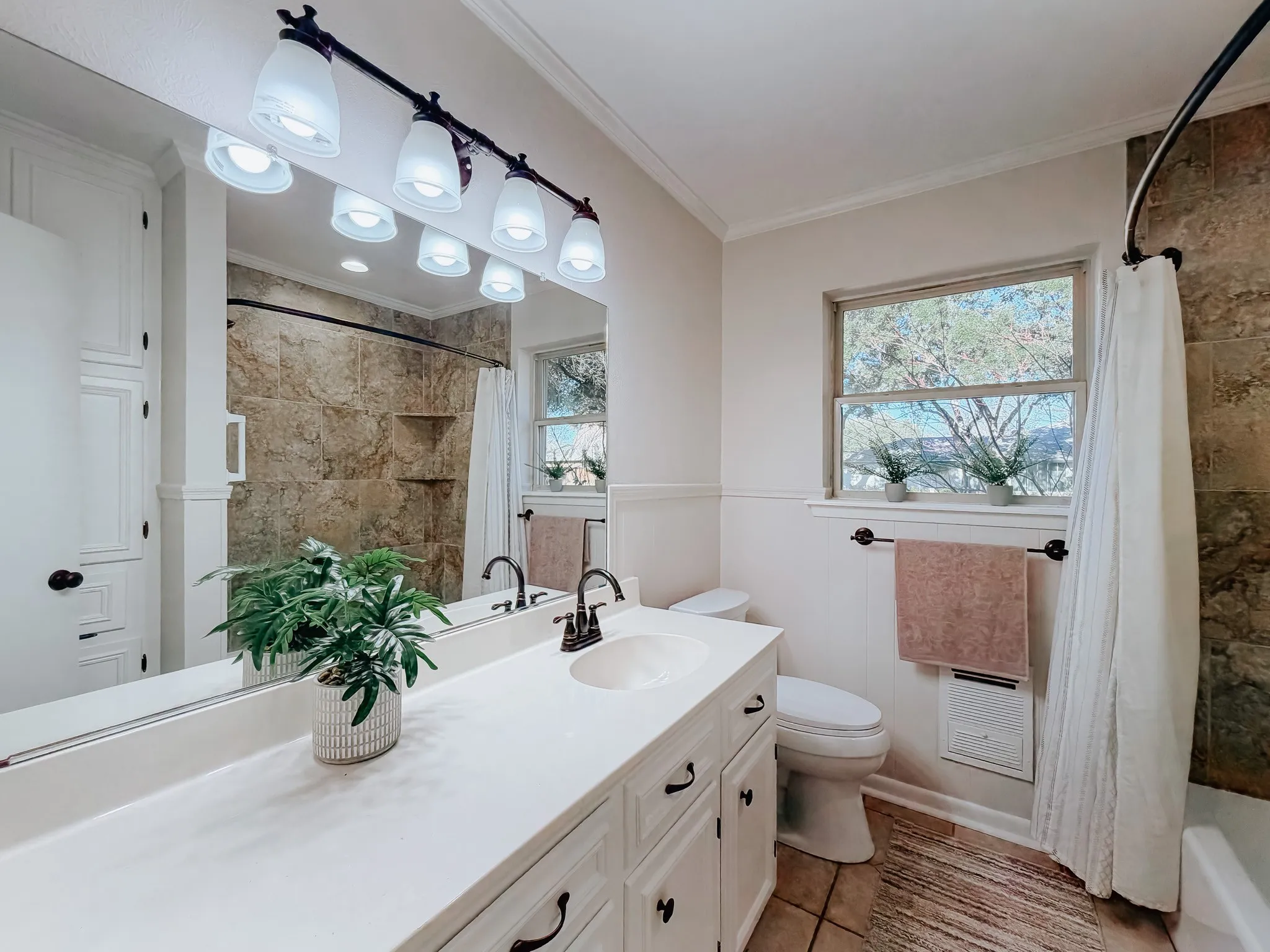 Single Family Residence For Sale in Navarro County , 2013 Glenwood Circle, Corsicana, Texas 75110, 4 Bedroom, 3 Bathroom, 2 Garage spaces, 2,877 Sqft, built in 1973, mls#21174715, Real Estate Agent in Corsicana, Homes For Sale in Navarro county, Homes For Sale in Corsicana, Realtor in Corsicana Texas, Real Estate Brokerage Independent Realty Texas, Luminita Cordes Realtor