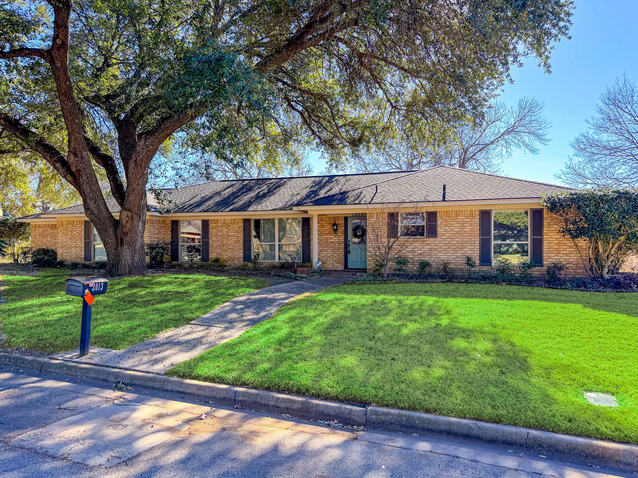 Single Family Residence For Sale in Navarro County , 2013 Glenwood Circle, Corsicana, Texas 75110, 4 Bedroom, 3 Bathroom, 2 Garage spaces, 2,877 Sqft, built in 1973, mls#21174715, Real Estate Agent in Corsicana, Homes For Sale in Navarro county, Homes For Sale in Corsicana, Realtor in Corsicana Texas, Real Estate Brokerage Independent Realty Texas, Luminita Cordes Realtor