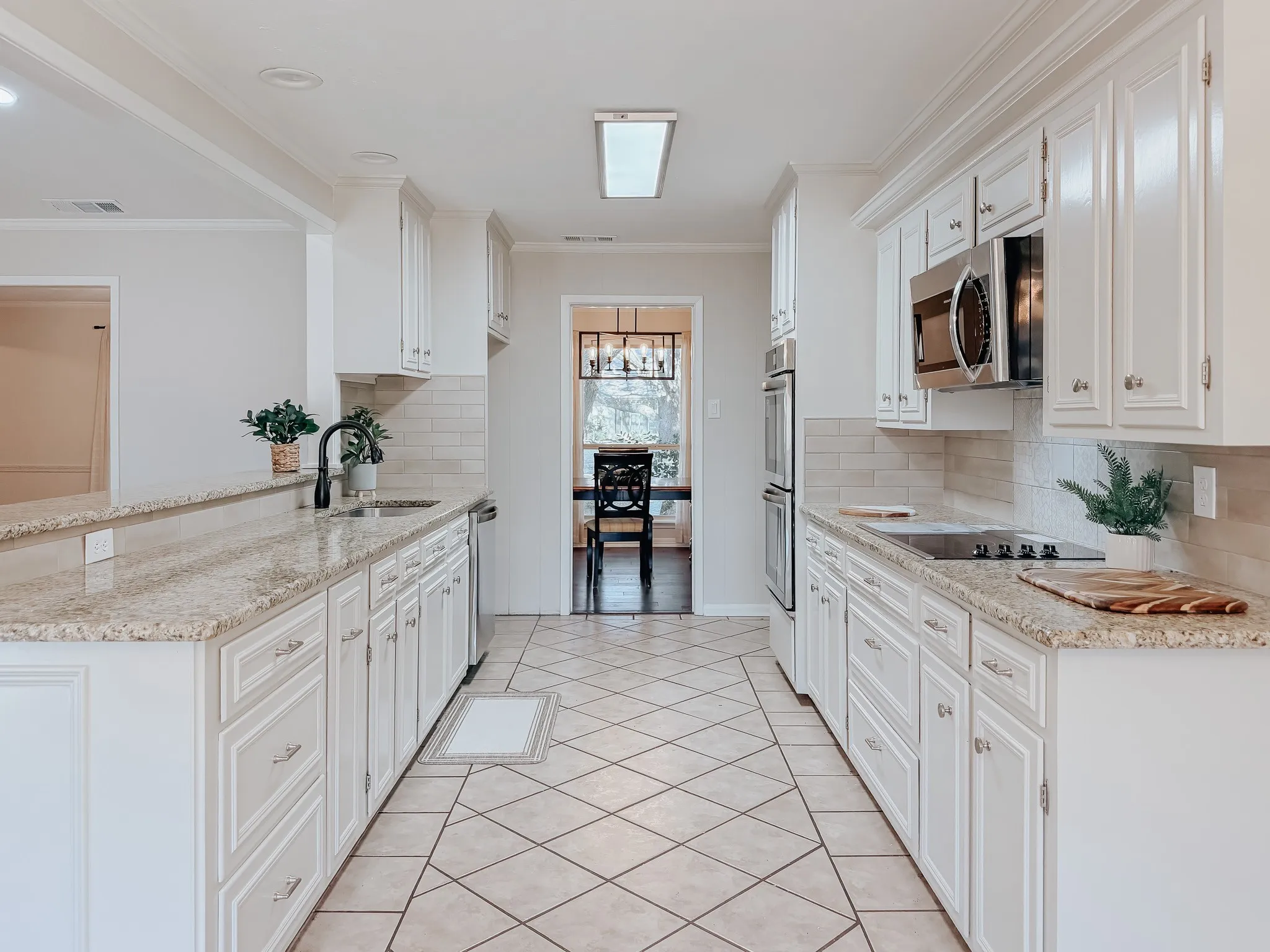 Single Family Residence For Sale in Navarro County , 2013 Glenwood Circle, Corsicana, Texas 75110, 4 Bedroom, 3 Bathroom, 2 Garage spaces, 2,877 Sqft, built in 1973, mls#21174715, Real Estate Agent in Corsicana, Homes For Sale in Navarro county, Homes For Sale in Corsicana, Realtor in Corsicana Texas, Real Estate Brokerage Independent Realty Texas, Luminita Cordes Realtor