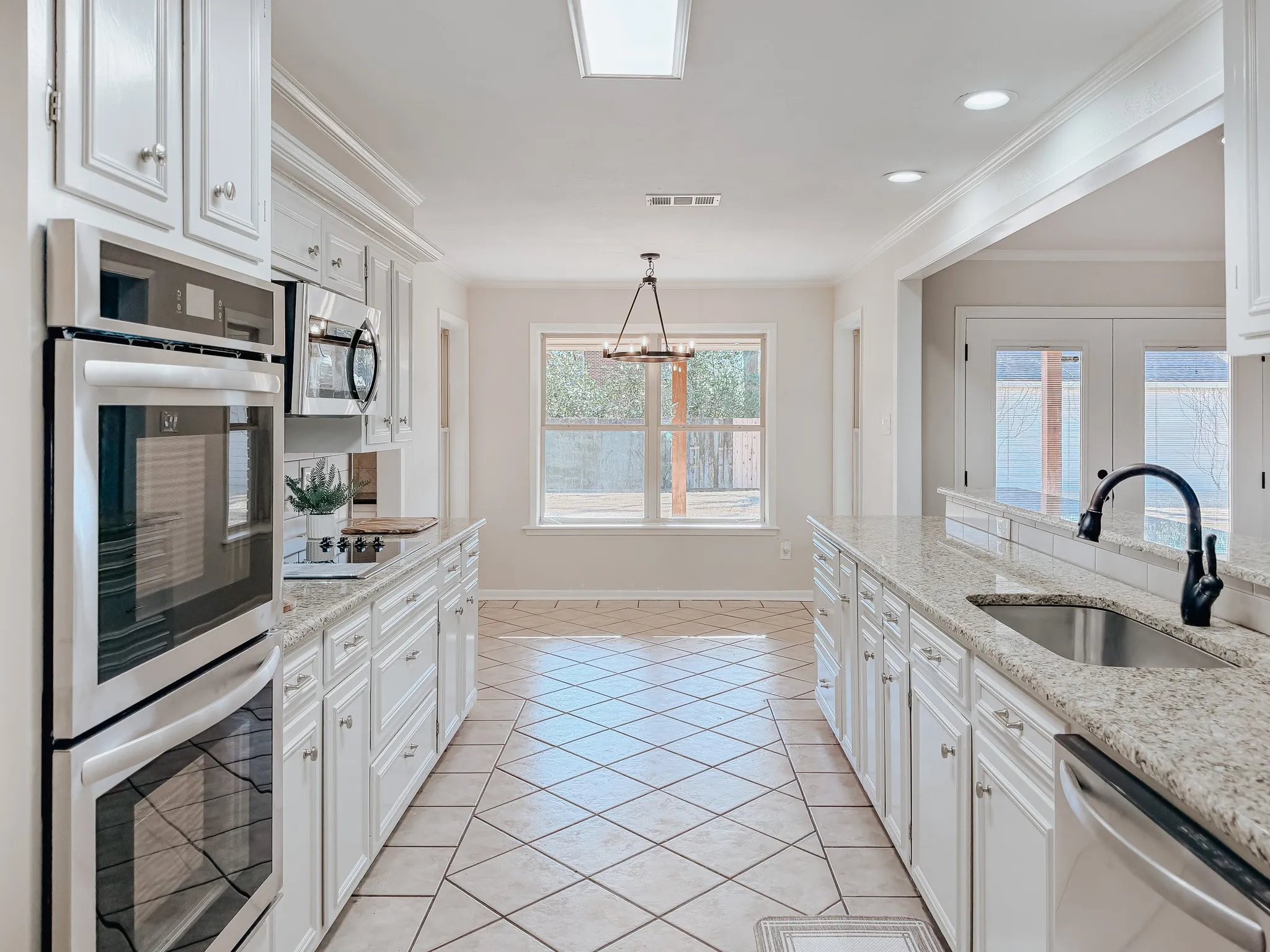 Single Family Residence For Sale in Navarro County , 2013 Glenwood Circle, Corsicana, Texas 75110, 4 Bedroom, 3 Bathroom, 2 Garage spaces, 2,877 Sqft, built in 1973, mls#21174715, Real Estate Agent in Corsicana, Homes For Sale in Navarro county, Homes For Sale in Corsicana, Realtor in Corsicana Texas, Real Estate Brokerage Independent Realty Texas, Luminita Cordes Realtor
