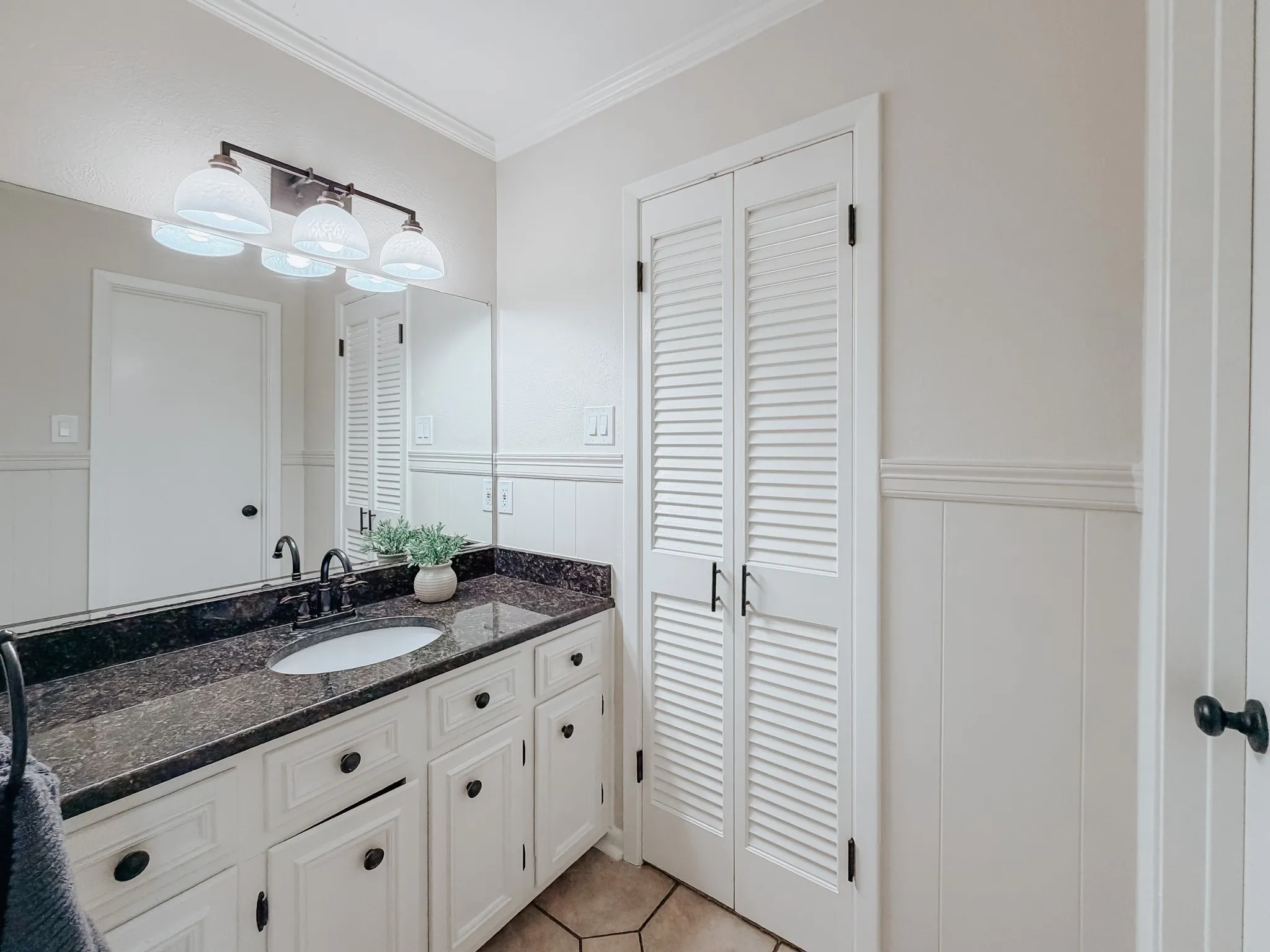 Single Family Residence For Sale in Navarro County , 2013 Glenwood Circle, Corsicana, Texas 75110, 4 Bedroom, 3 Bathroom, 2 Garage spaces, 2,877 Sqft, built in 1973, mls#21174715, Real Estate Agent in Corsicana, Homes For Sale in Navarro county, Homes For Sale in Corsicana, Realtor in Corsicana Texas, Real Estate Brokerage Independent Realty Texas, Luminita Cordes Realtor