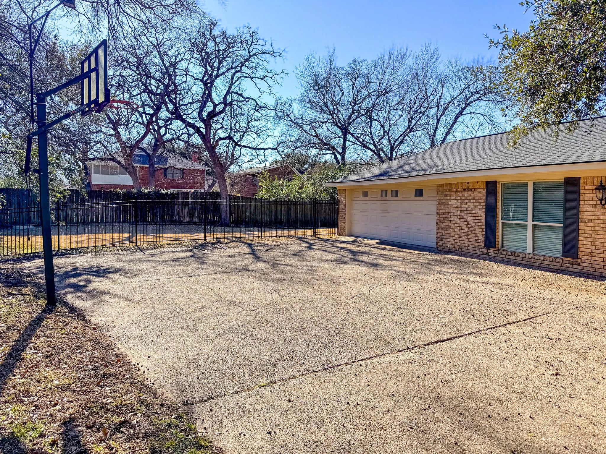 Single Family Residence For Sale in Navarro County , 2013 Glenwood Circle, Corsicana, Texas 75110, 4 Bedroom, 3 Bathroom, 2 Garage spaces, 2,877 Sqft, built in 1973, mls#21174715, Real Estate Agent in Corsicana, Homes For Sale in Navarro county, Homes For Sale in Corsicana, Realtor in Corsicana Texas, Real Estate Brokerage Independent Realty Texas, Luminita Cordes Realtor
