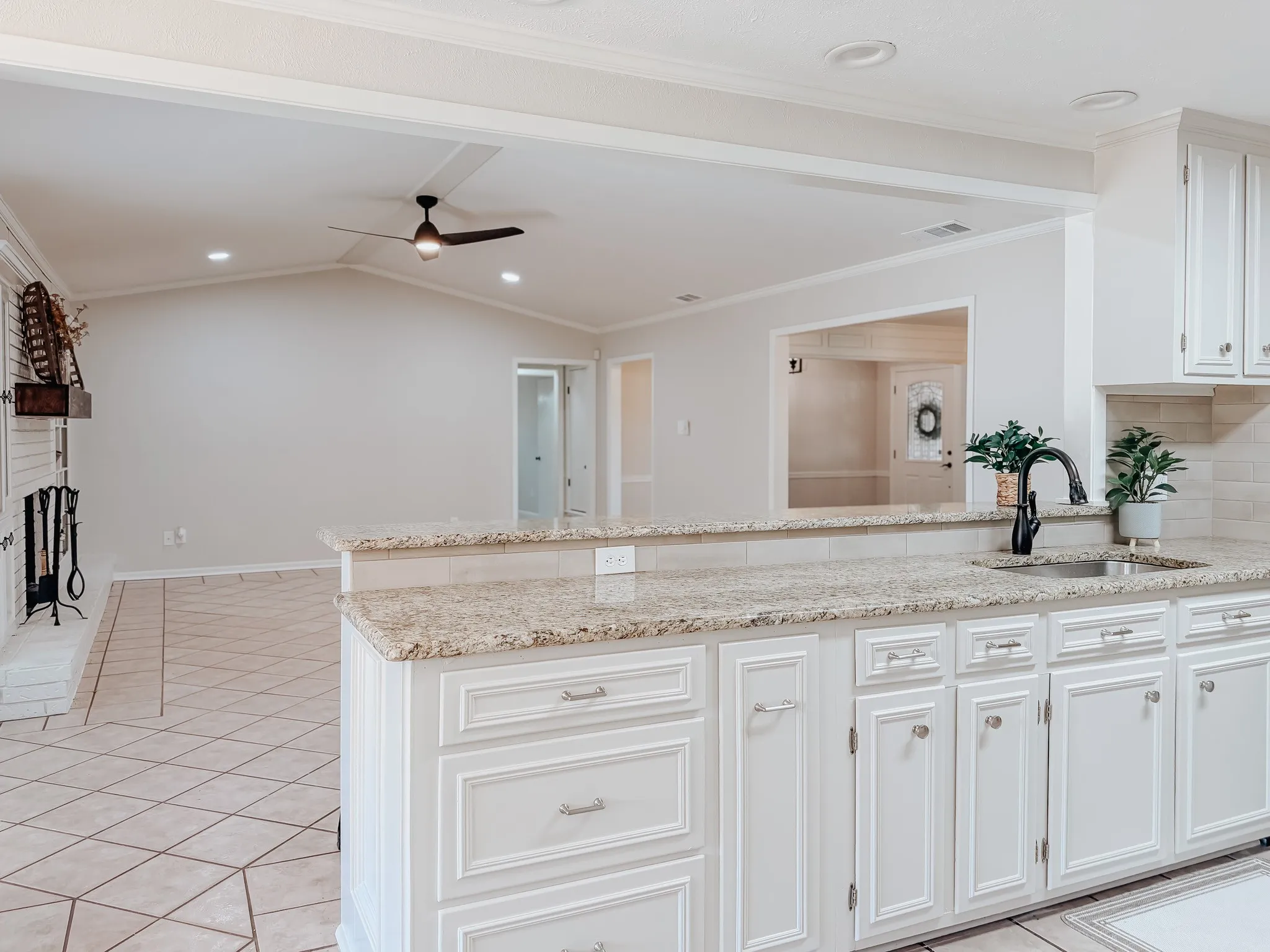 Single Family Residence For Sale in Navarro County , 2013 Glenwood Circle, Corsicana, Texas 75110, 4 Bedroom, 3 Bathroom, 2 Garage spaces, 2,877 Sqft, built in 1973, mls#21174715, Real Estate Agent in Corsicana, Homes For Sale in Navarro county, Homes For Sale in Corsicana, Realtor in Corsicana Texas, Real Estate Brokerage Independent Realty Texas, Luminita Cordes Realtor