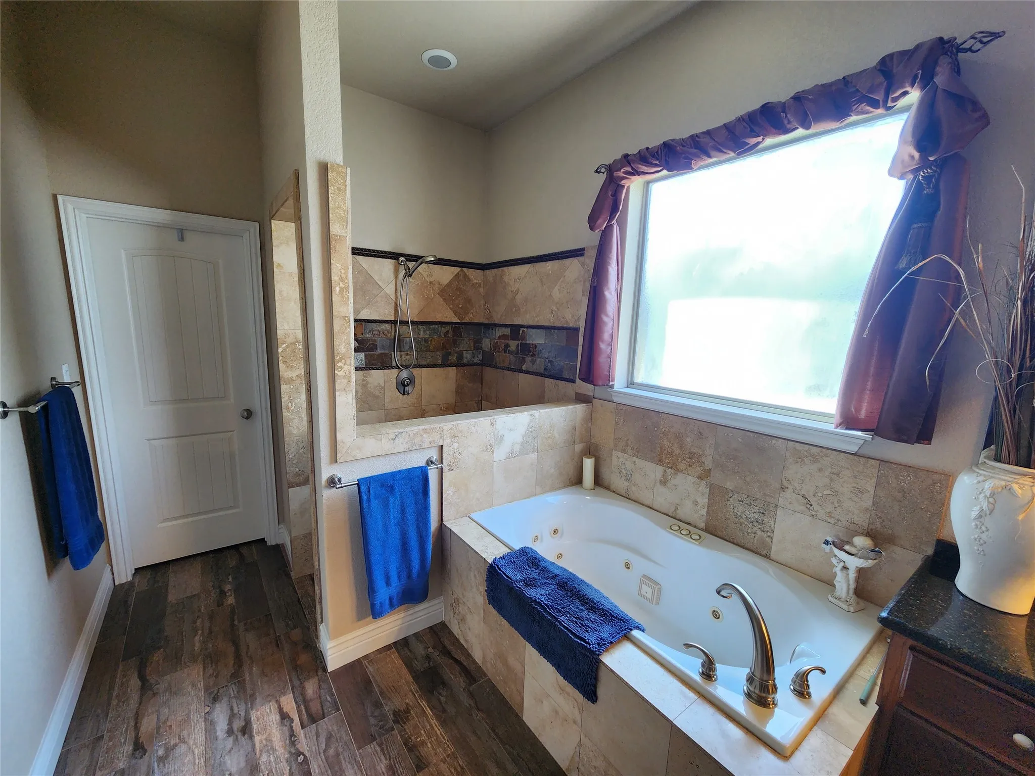 Single Family Residence For Sale in Tarrant County , 6512 Singleton Road, Fort Worth, Texas 76179, 3 Bedroom, 2 Bathroom, 3 Garage spaces, 2,582 Sqft, built in 2008, Preowned, mls#21175929, Real Estate Agent in Fort Worth, Homes For Sale in Tarrant county, Homes For Sale in Fort Worth, Realtor in Fort Worth Texas, Real Estate Brokerage Independent Realty Texas, Luminita Cordes Realtor