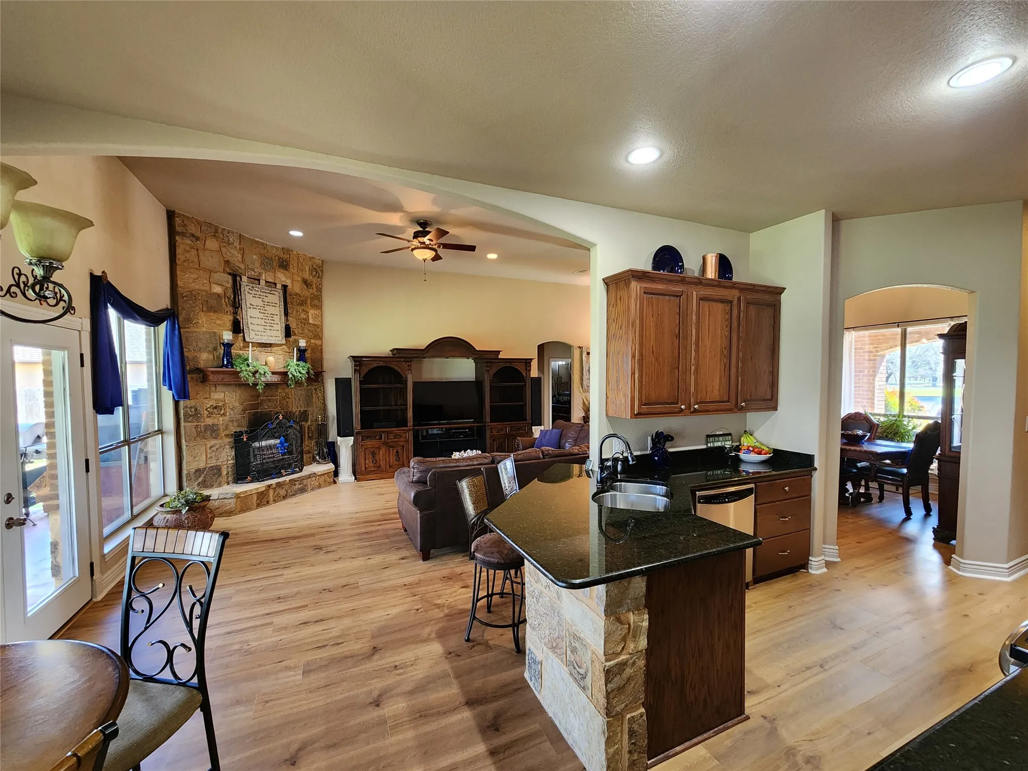 Single Family Residence For Sale in Tarrant County , 6512 Singleton Road, Fort Worth, Texas 76179, 3 Bedroom, 2 Bathroom, 3 Garage spaces, 2,582 Sqft, built in 2008, Preowned, mls#21175929, Real Estate Agent in Fort Worth, Homes For Sale in Tarrant county, Homes For Sale in Fort Worth, Realtor in Fort Worth Texas, Real Estate Brokerage Independent Realty Texas, Luminita Cordes Realtor