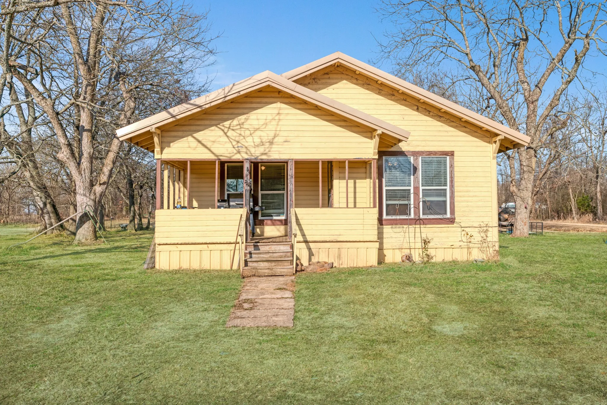Single Family Residence For Sale in Red River (TX) County , 5366 Farm Road 2573, Clarksville, Texas 75426, 3 Bedroom, 2 Bathroom, Garage spaces, 2,230 Sqft, built in 1930, mls#21175486, Real Estate Agent in Clarksville, Homes For Sale in Red River (TX) county, Homes For Sale in Clarksville, Realtor in Clarksville Texas, Real Estate Brokerage Independent Realty Texas, Luminita Cordes Realtor
