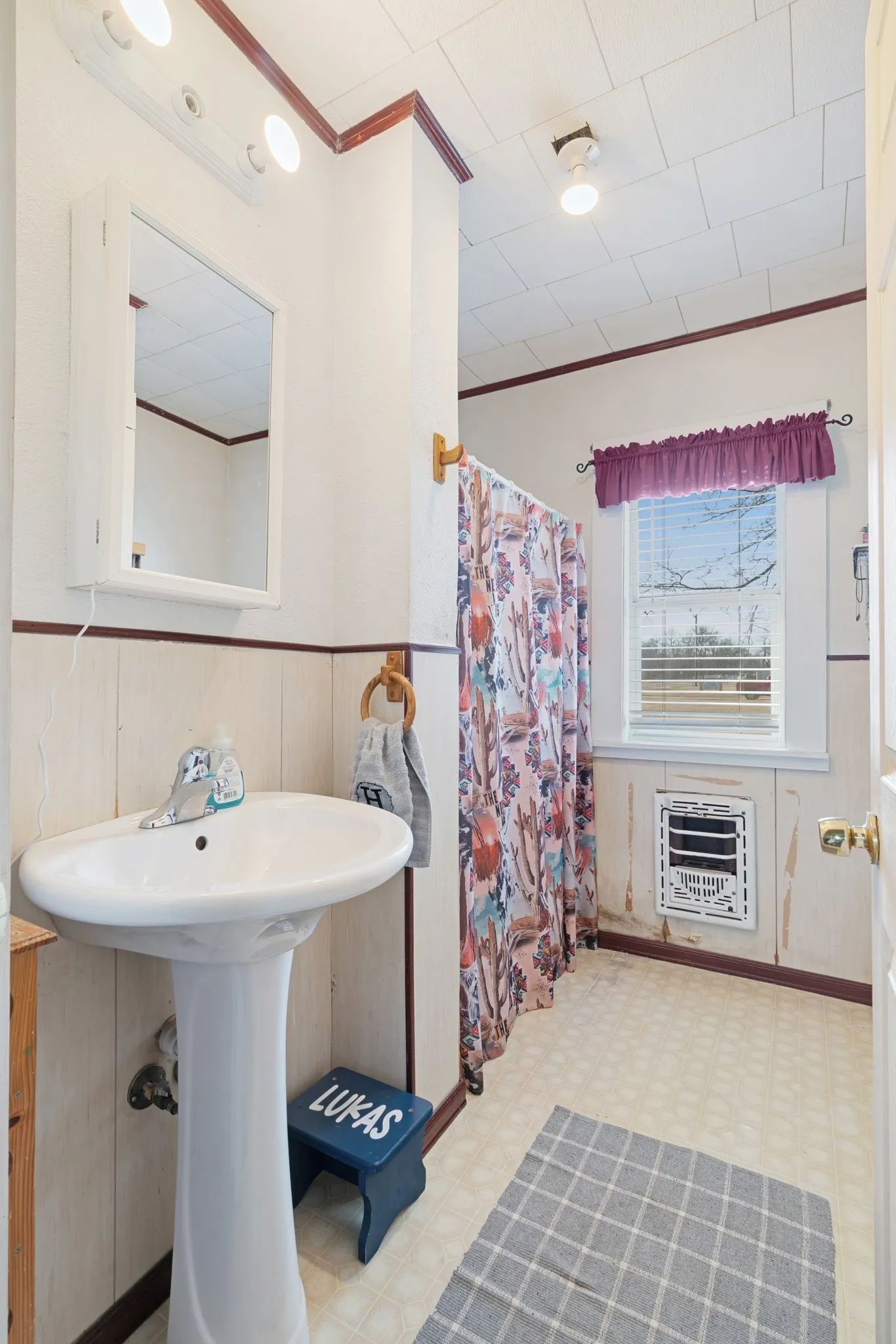 Single Family Residence For Sale in Red River (TX) County , 5366 Farm Road 2573, Clarksville, Texas 75426, 3 Bedroom, 2 Bathroom, Garage spaces, 2,230 Sqft, built in 1930, mls#21175486, Real Estate Agent in Clarksville, Homes For Sale in Red River (TX) county, Homes For Sale in Clarksville, Realtor in Clarksville Texas, Real Estate Brokerage Independent Realty Texas, Luminita Cordes Realtor