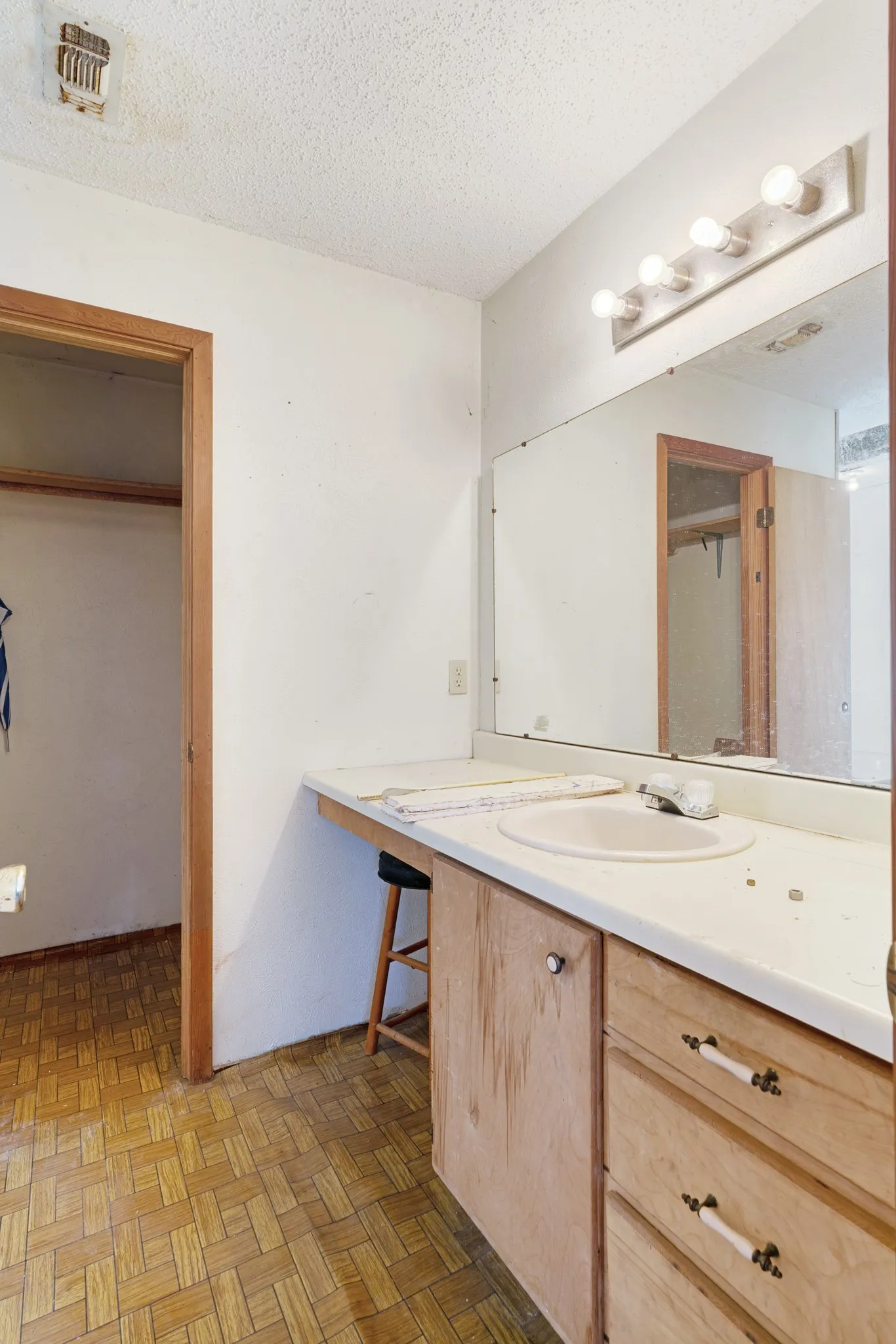 Single Family Residence For Sale in Red River (TX) County , 5366 Farm Road 2573, Clarksville, Texas 75426, 3 Bedroom, 2 Bathroom, Garage spaces, 2,230 Sqft, built in 1930, mls#21175486, Real Estate Agent in Clarksville, Homes For Sale in Red River (TX) county, Homes For Sale in Clarksville, Realtor in Clarksville Texas, Real Estate Brokerage Independent Realty Texas, Luminita Cordes Realtor