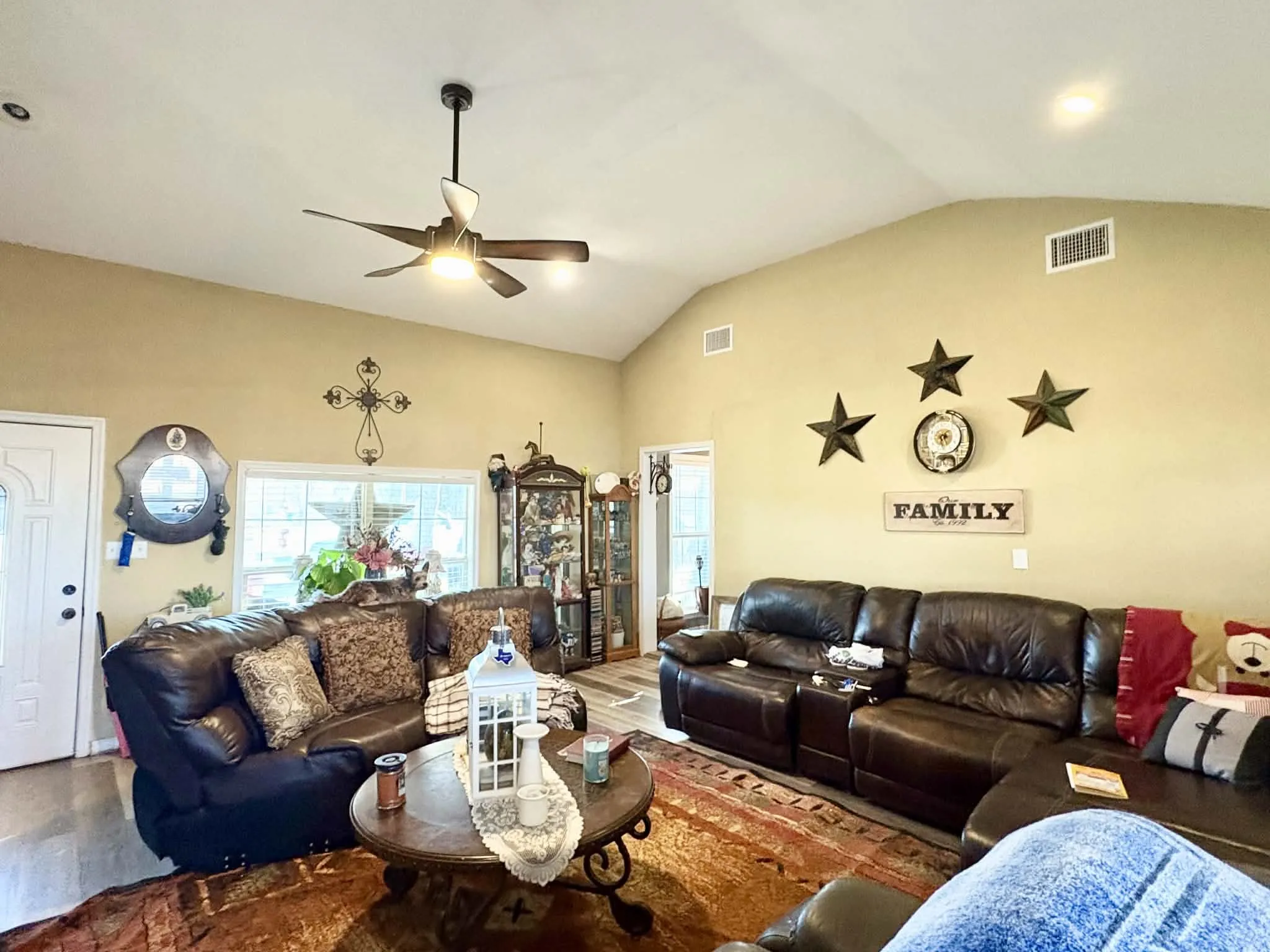 Single Family Residence For Sale in Fannin County , 636 County Road 1535, Bonham, Texas 75418, 3 Bedroom, 3 Bathroom, 1 Garage spaces, 2,988 Sqft, built in 1980, mls#21174686, Real Estate Agent in Bonham, Homes For Sale in Fannin county, Homes For Sale in Bonham, Realtor in Bonham Texas, Real Estate Brokerage Independent Realty Texas, Luminita Cordes Realtor