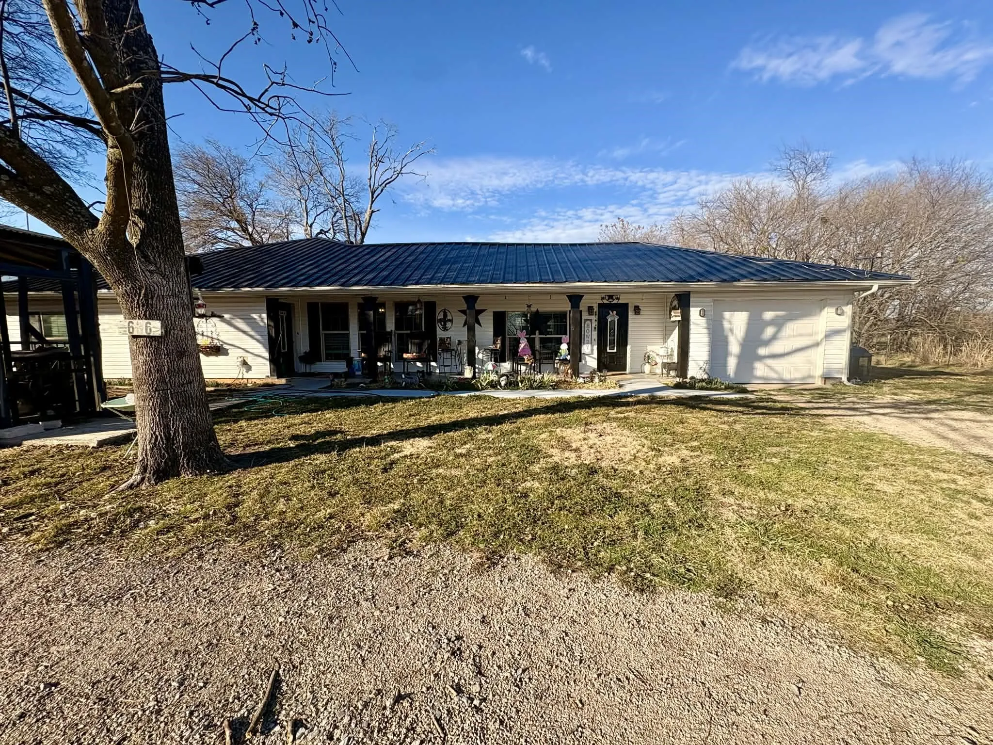 Single Family Residence For Sale in Fannin County , 636 County Road 1535, Bonham, Texas 75418, 3 Bedroom, 3 Bathroom, 1 Garage spaces, 2,988 Sqft, built in 1980, mls#21174686, Real Estate Agent in Bonham, Homes For Sale in Fannin county, Homes For Sale in Bonham, Realtor in Bonham Texas, Real Estate Brokerage Independent Realty Texas, Luminita Cordes Realtor
