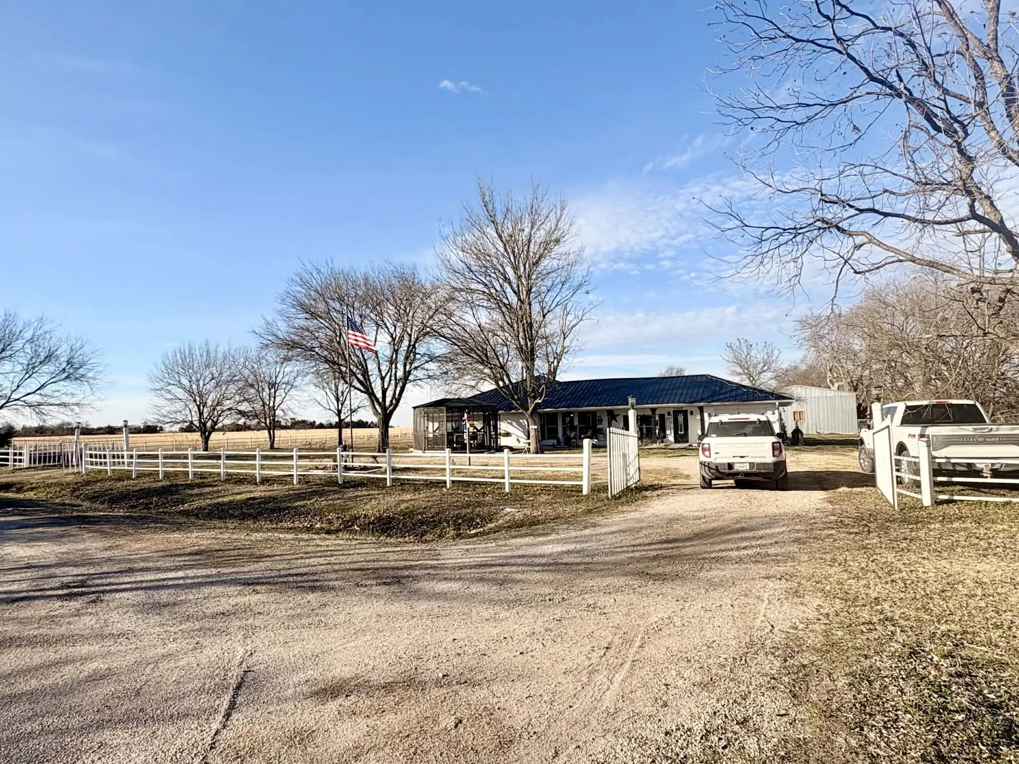 Single Family Residence For Sale in Fannin County , 636 County Road 1535, Bonham, Texas 75418, 3 Bedroom, 3 Bathroom, 1 Garage spaces, 2,988 Sqft, built in 1980, mls#21174686, Real Estate Agent in Bonham, Homes For Sale in Fannin county, Homes For Sale in Bonham, Realtor in Bonham Texas, Real Estate Brokerage Independent Realty Texas, Luminita Cordes Realtor