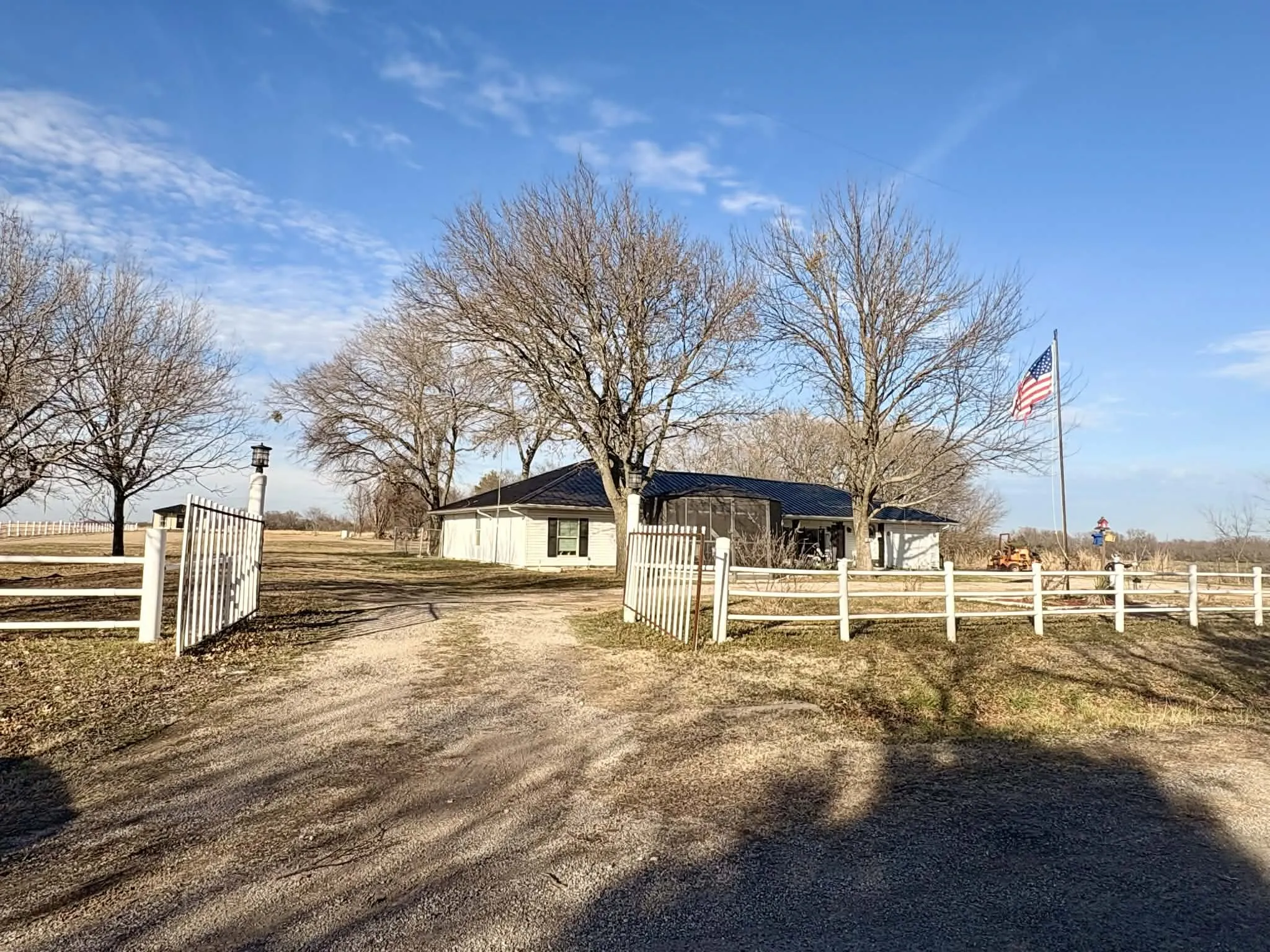 Single Family Residence For Sale in Fannin County , 636 County Road 1535, Bonham, Texas 75418, 3 Bedroom, 3 Bathroom, 1 Garage spaces, 2,988 Sqft, built in 1980, mls#21174686, Real Estate Agent in Bonham, Homes For Sale in Fannin county, Homes For Sale in Bonham, Realtor in Bonham Texas, Real Estate Brokerage Independent Realty Texas, Luminita Cordes Realtor