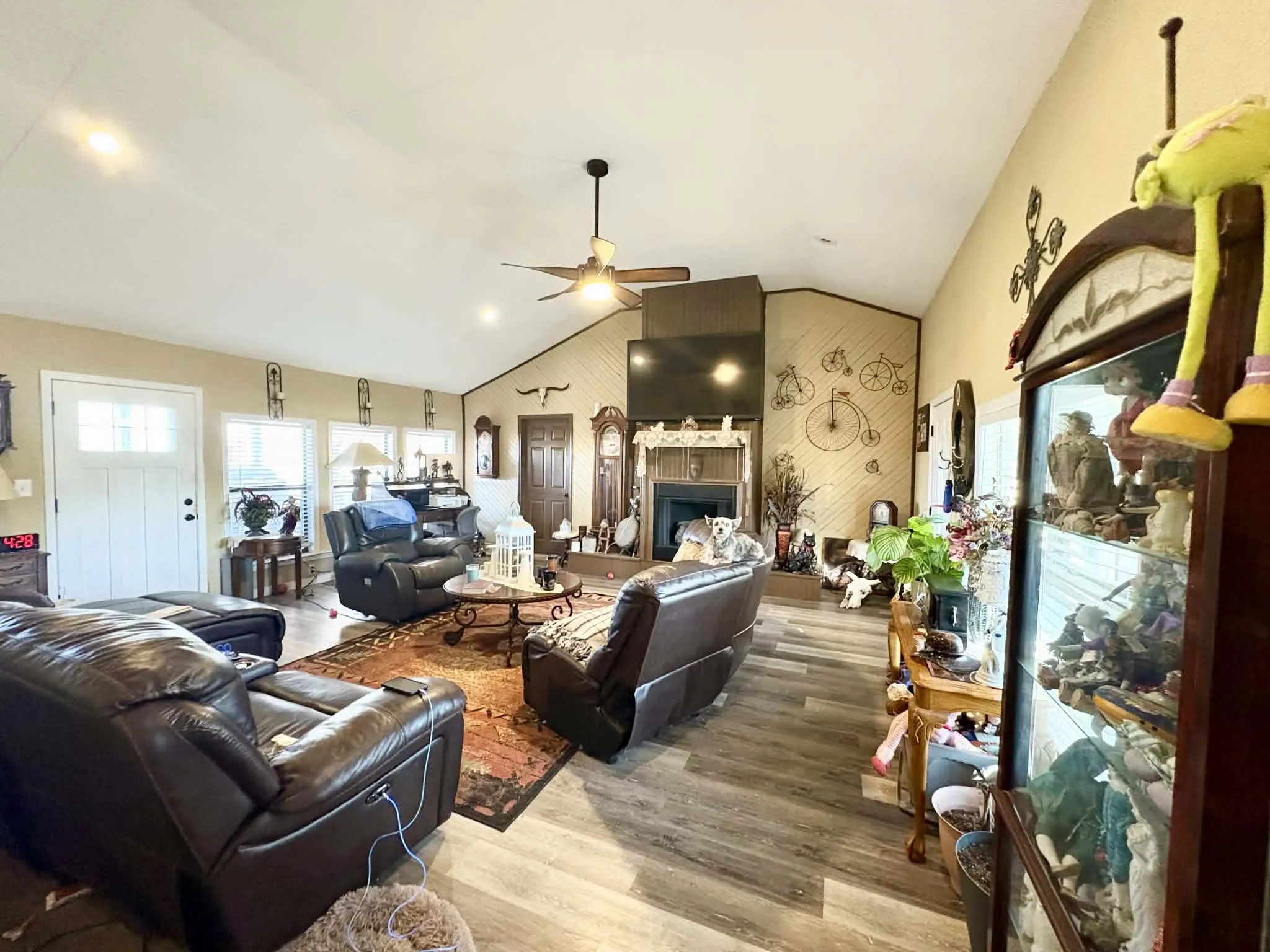 Single Family Residence For Sale in Fannin County , 636 County Road 1535, Bonham, Texas 75418, 3 Bedroom, 3 Bathroom, 1 Garage spaces, 2,988 Sqft, built in 1980, mls#21174686, Real Estate Agent in Bonham, Homes For Sale in Fannin county, Homes For Sale in Bonham, Realtor in Bonham Texas, Real Estate Brokerage Independent Realty Texas, Luminita Cordes Realtor