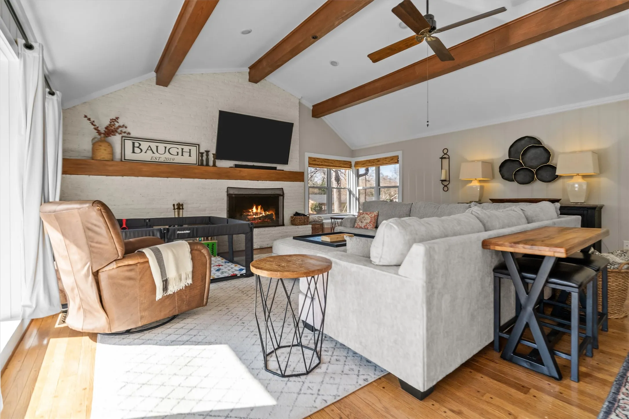 Single Family Residence For Sale in Smith County , 2526 Pounds Avenue, Tyler, Texas 75701, 4 Bedrooms, 4 Bathrooms, 2 Garage spaces, 3,086 Sqft, built in 1964, Price $395,000, mls#21176182, Real Estate Agent in Tyler, Homes For Sale in Smith county, Homes For Sale in Tyler, Realtor in Tyler Texas, Real Estate Brokerage Independent Realty Texas, Luminita Cordes Realtor