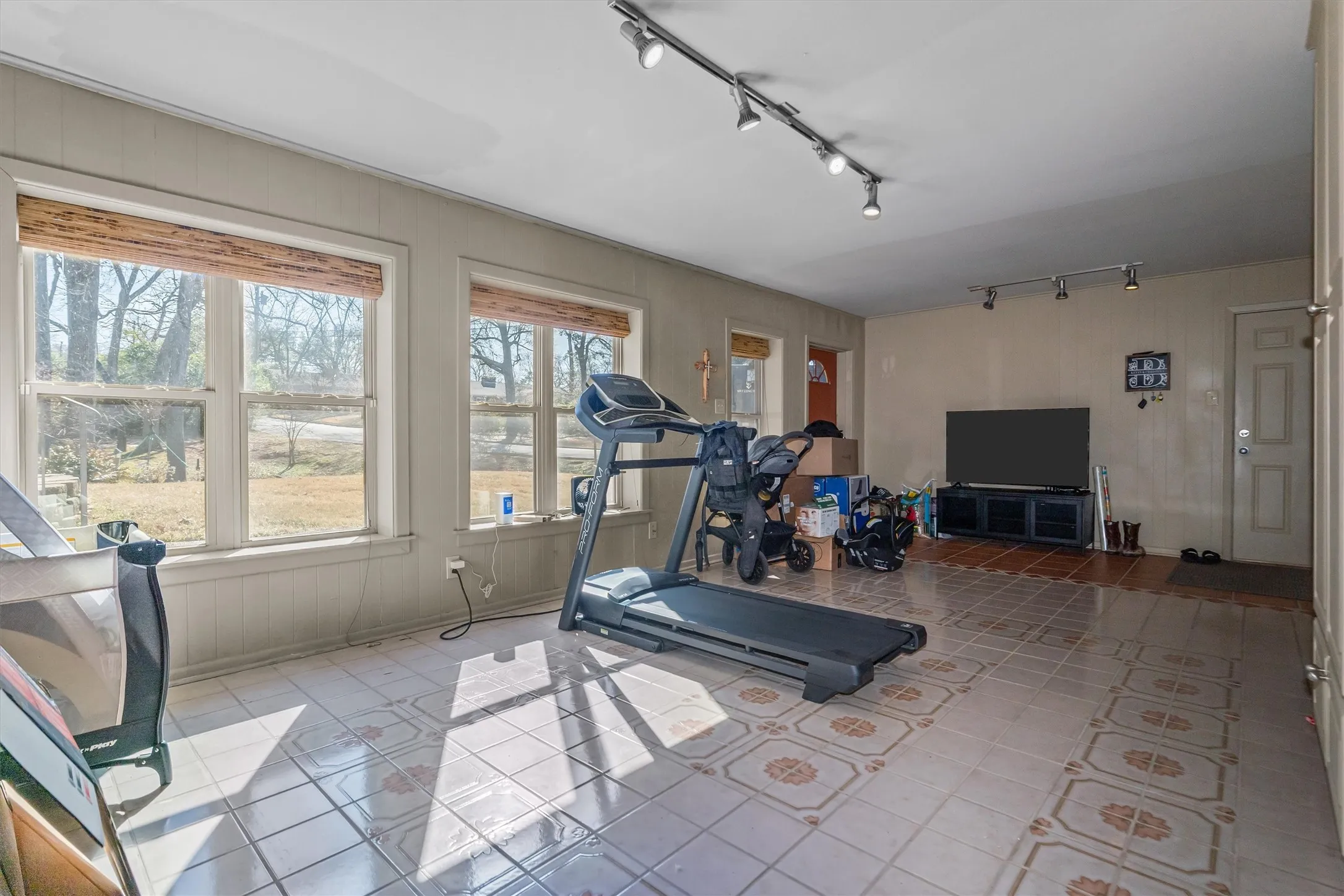 Single Family Residence For Sale in Smith County , 2526 Pounds Avenue, Tyler, Texas 75701, 4 Bedrooms, 4 Bathrooms, 2 Garage spaces, 3,086 Sqft, built in 1964, Price $395,000, mls#21176182, Real Estate Agent in Tyler, Homes For Sale in Smith county, Homes For Sale in Tyler, Realtor in Tyler Texas, Real Estate Brokerage Independent Realty Texas, Luminita Cordes Realtor