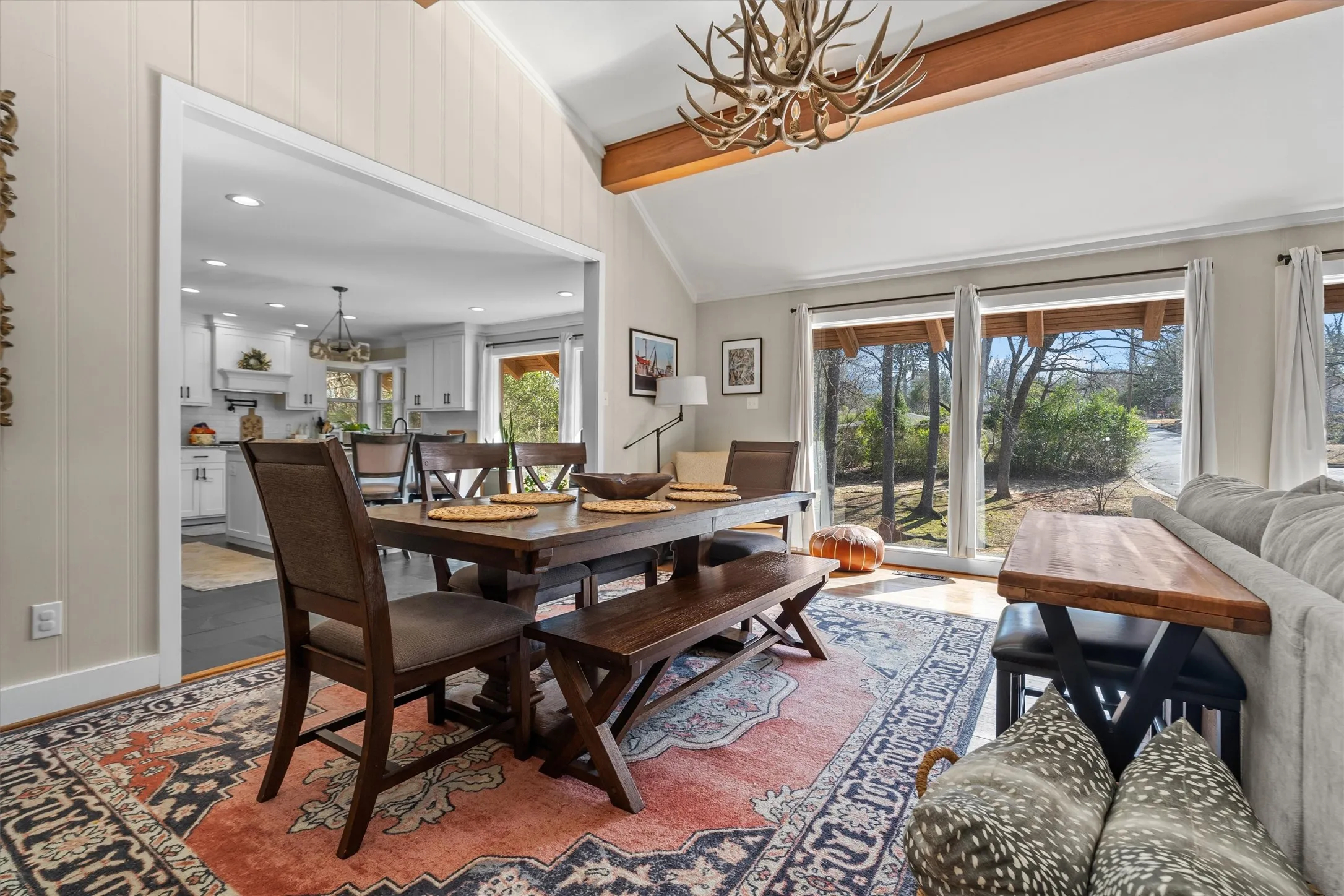 Single Family Residence For Sale in Smith County , 2526 Pounds Avenue, Tyler, Texas 75701, 4 Bedrooms, 4 Bathrooms, 2 Garage spaces, 3,086 Sqft, built in 1964, Price $395,000, mls#21176182, Real Estate Agent in Tyler, Homes For Sale in Smith county, Homes For Sale in Tyler, Realtor in Tyler Texas, Real Estate Brokerage Independent Realty Texas, Luminita Cordes Realtor