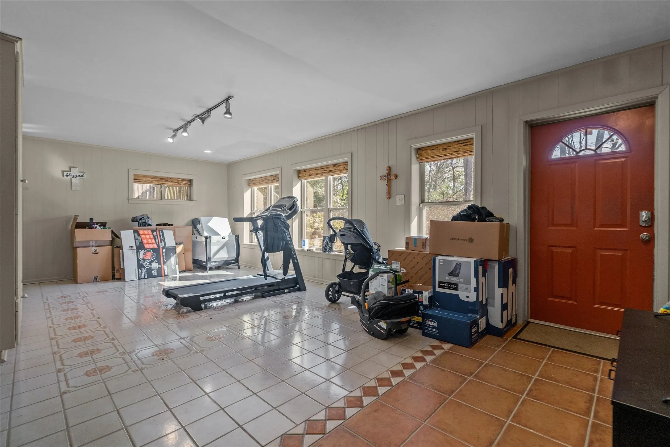 Single Family Residence For Sale in Smith County , 2526 Pounds Avenue, Tyler, Texas 75701, 4 Bedrooms, 4 Bathrooms, 2 Garage spaces, 3,086 Sqft, built in 1964, Price $395,000, mls#21176182, Real Estate Agent in Tyler, Homes For Sale in Smith county, Homes For Sale in Tyler, Realtor in Tyler Texas, Real Estate Brokerage Independent Realty Texas, Luminita Cordes Realtor