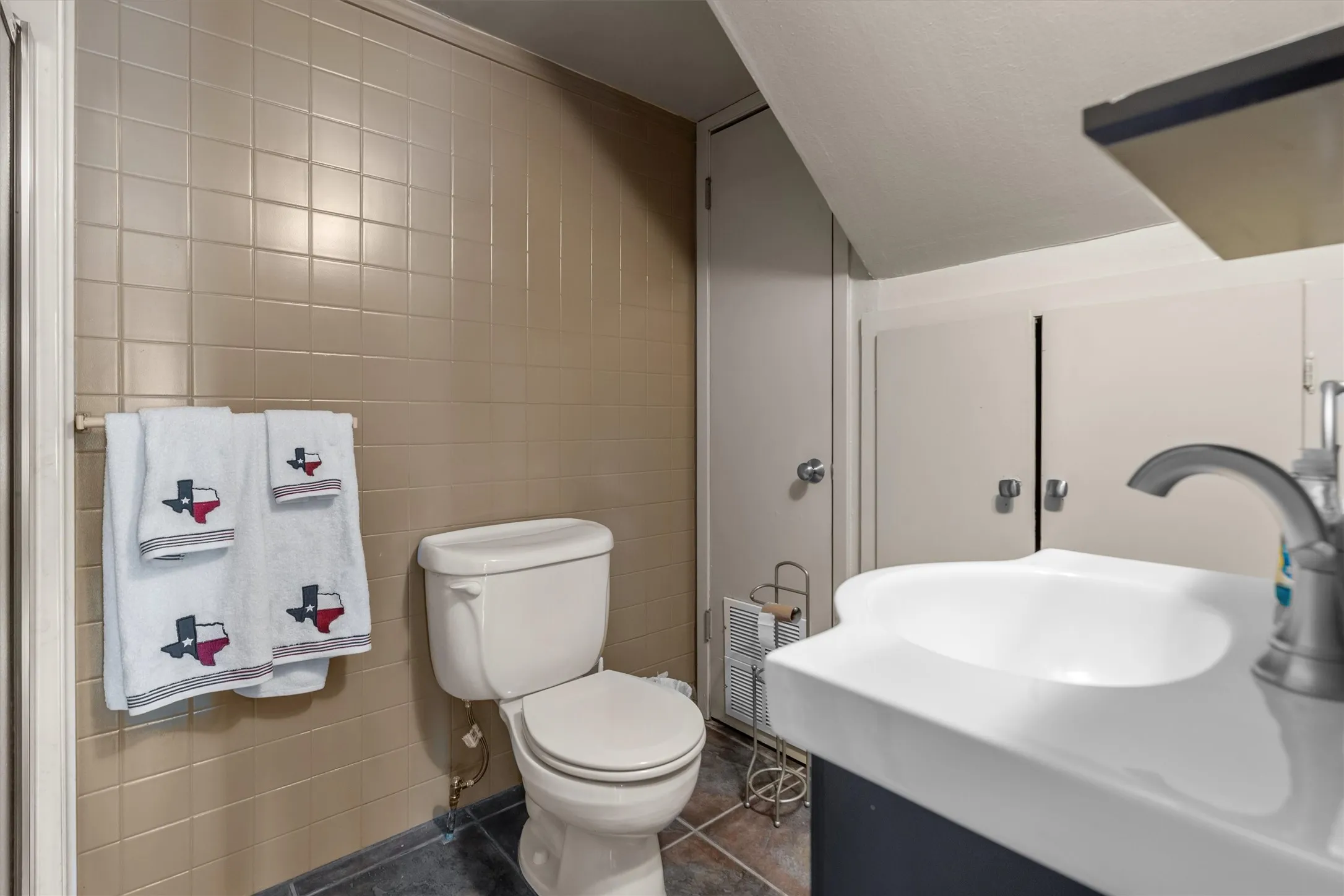 Single Family Residence For Sale in Smith County , 2526 Pounds Avenue, Tyler, Texas 75701, 4 Bedrooms, 4 Bathrooms, 2 Garage spaces, 3,086 Sqft, built in 1964, Price $395,000, mls#21176182, Real Estate Agent in Tyler, Homes For Sale in Smith county, Homes For Sale in Tyler, Realtor in Tyler Texas, Real Estate Brokerage Independent Realty Texas, Luminita Cordes Realtor