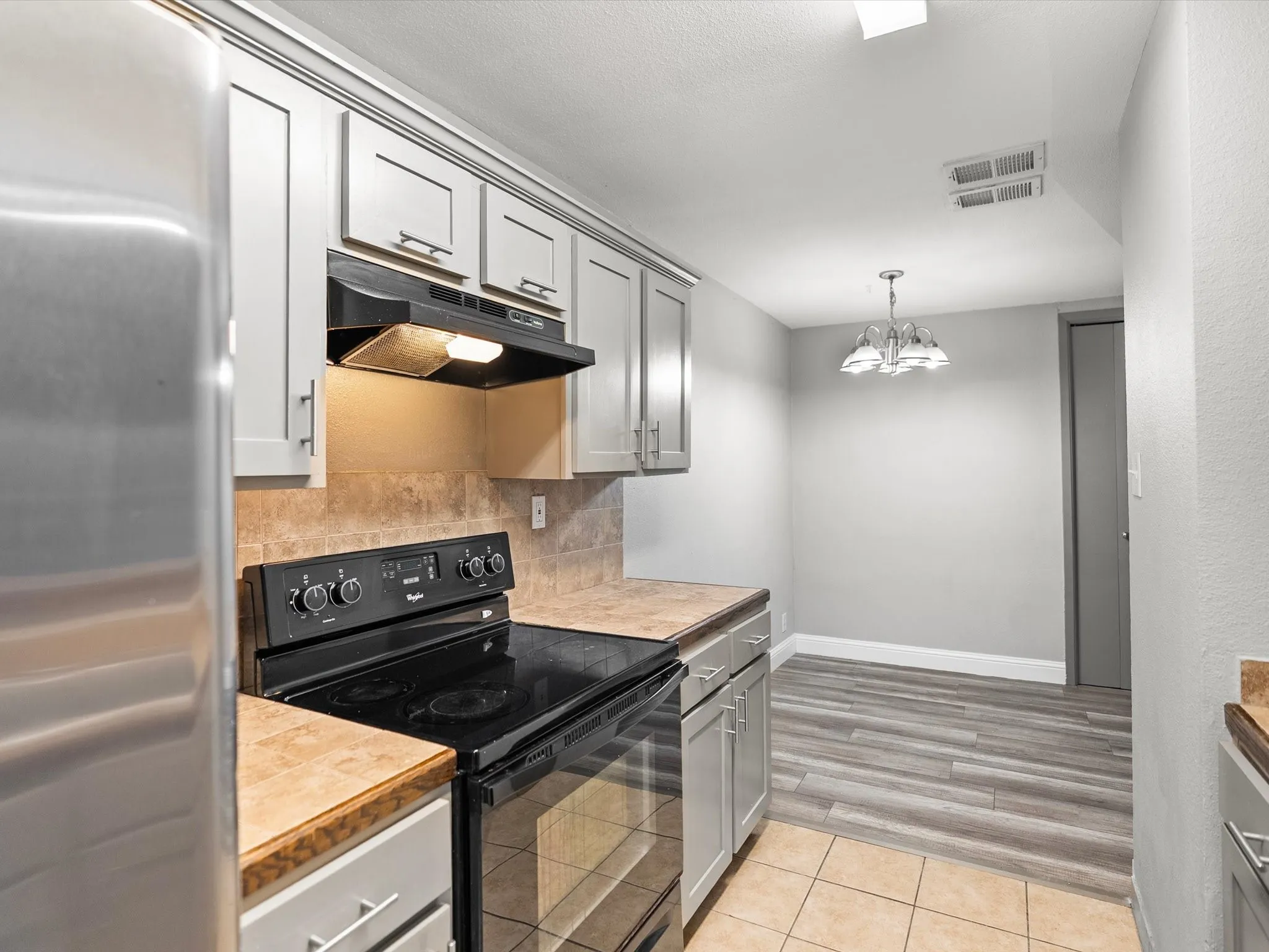 Condominium For Sale in Dallas County , 5981 Arapaho Road 303, Dallas, Texas 75248, 2 Bedroom, 2 Bathroom, Garage spaces, 995 Sqft, built in 1980, Preowned, mls#21175655, Real Estate Agent in Dallas, Homes For Sale in Dallas county, Homes For Sale in Dallas, Realtor in Dallas Texas, Real Estate Brokerage Independent Realty Texas, Luminita Cordes Realtor