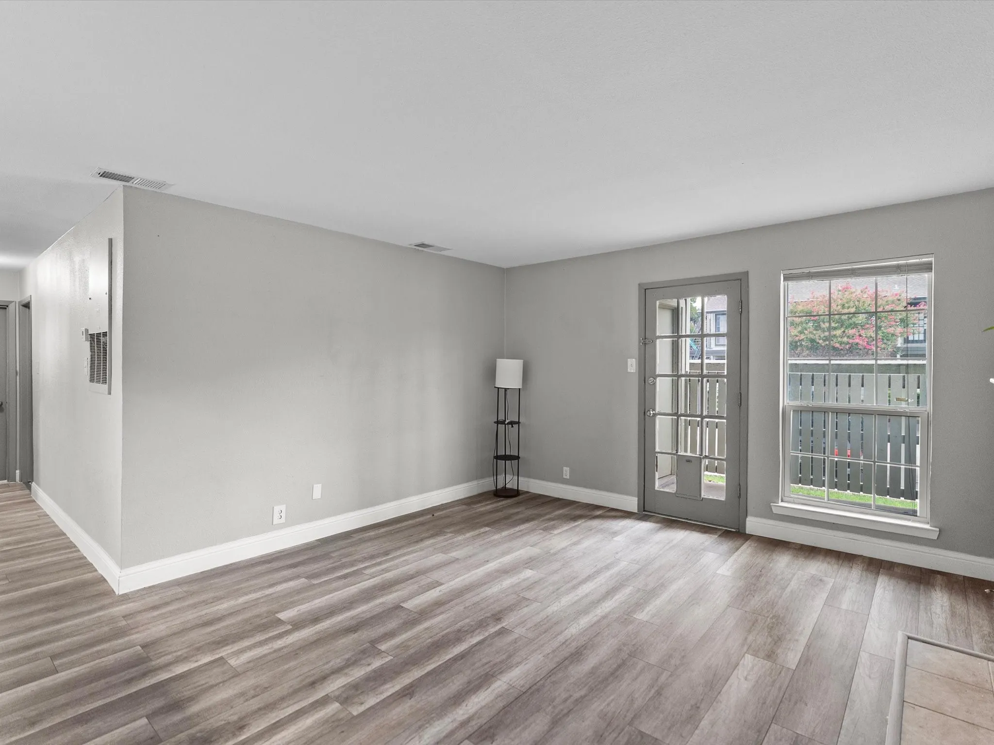 Condominium For Sale in Dallas County , 5981 Arapaho Road 303, Dallas, Texas 75248, 2 Bedroom, 2 Bathroom, Garage spaces, 995 Sqft, built in 1980, Preowned, mls#21175655, Real Estate Agent in Dallas, Homes For Sale in Dallas county, Homes For Sale in Dallas, Realtor in Dallas Texas, Real Estate Brokerage Independent Realty Texas, Luminita Cordes Realtor