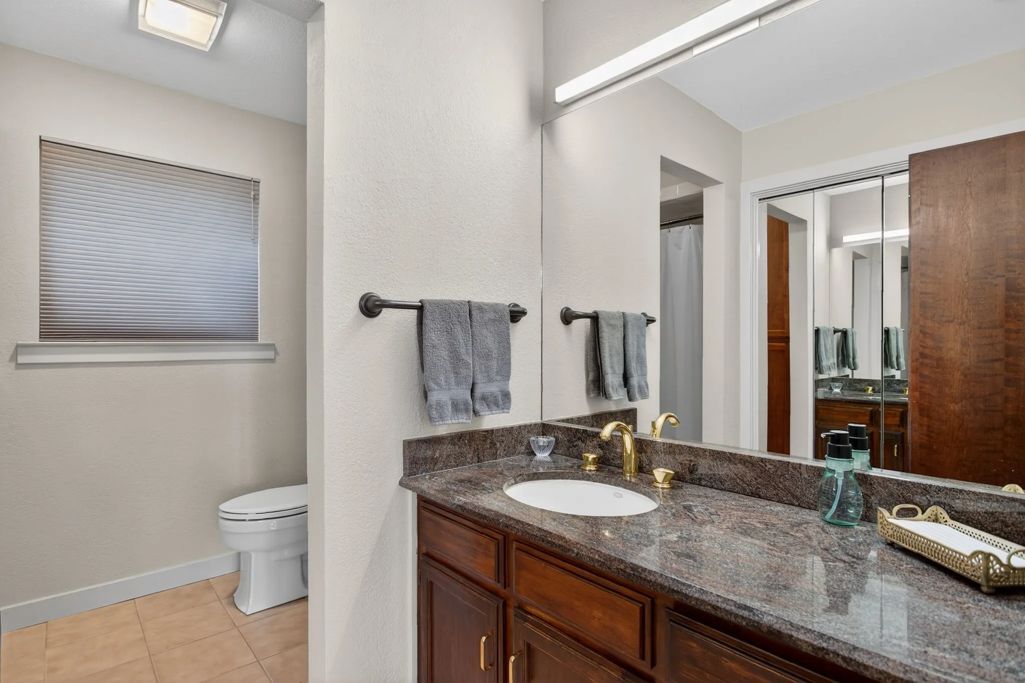Single Family Residence For Sale in Tarrant County , 218 N Broadway Road, Azle, Texas 76020, 3 Bedrooms, 3 Bathrooms, 4 Garage spaces, 2,400 Sqft, built in 1982, Preowned, Price $1,400,000, mls#21174793, Real Estate Agent in Azle, Homes For Sale in Tarrant county, Homes For Sale in Azle, Realtor in Azle Texas, Real Estate Brokerage Independent Realty Texas, Luminita Cordes Realtor